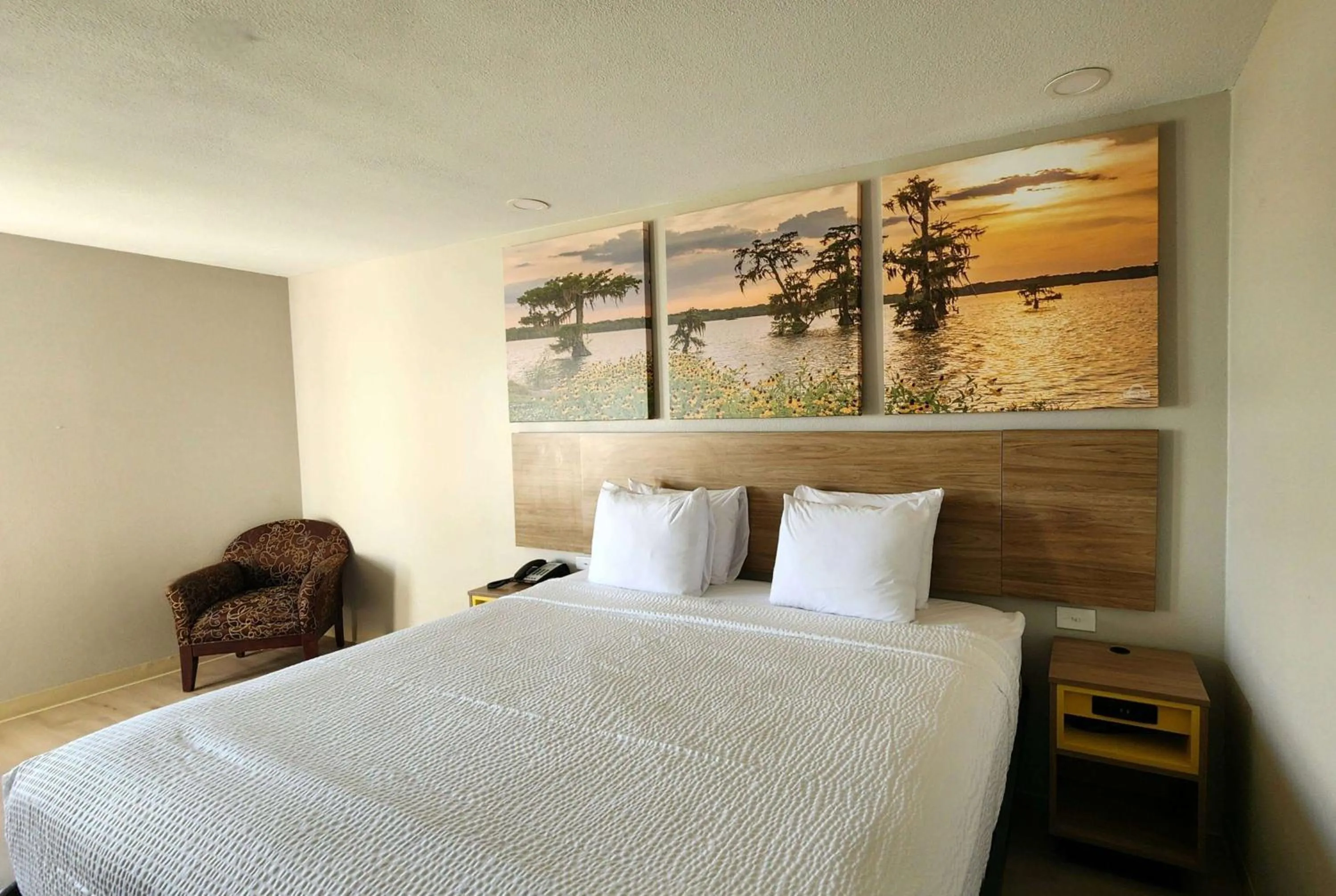 Photo of the whole room, Bed in Days Inn by Wyndham Lafayette Scott