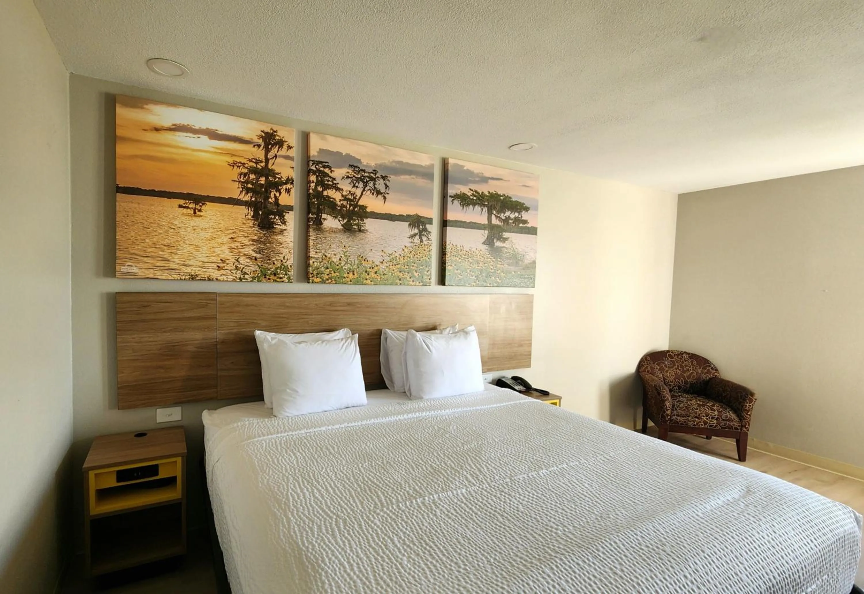 Bedroom, Bed in Days Inn by Wyndham Lafayette Scott