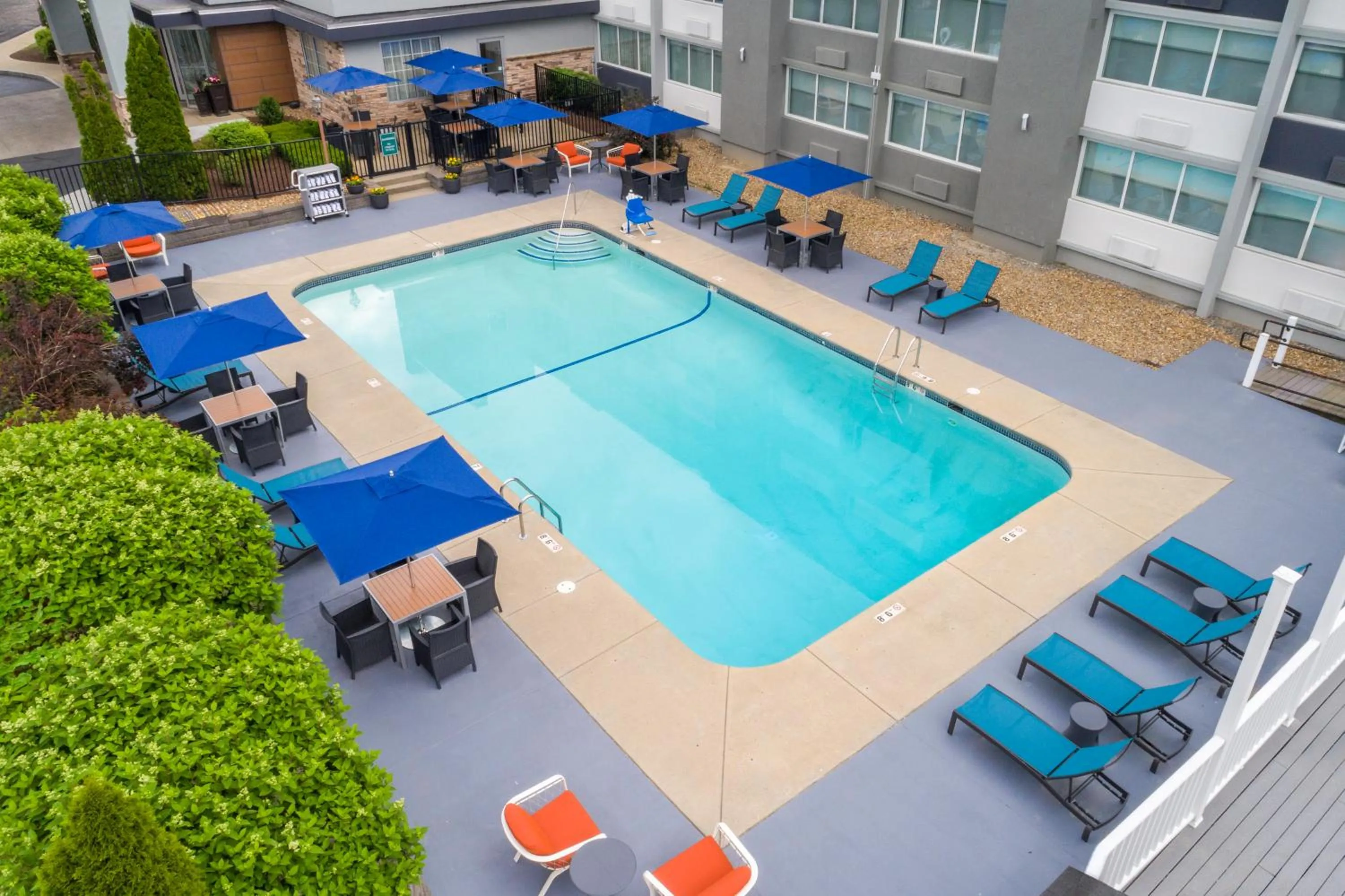 Swimming pool in La Quinta by Wyndham Manchester