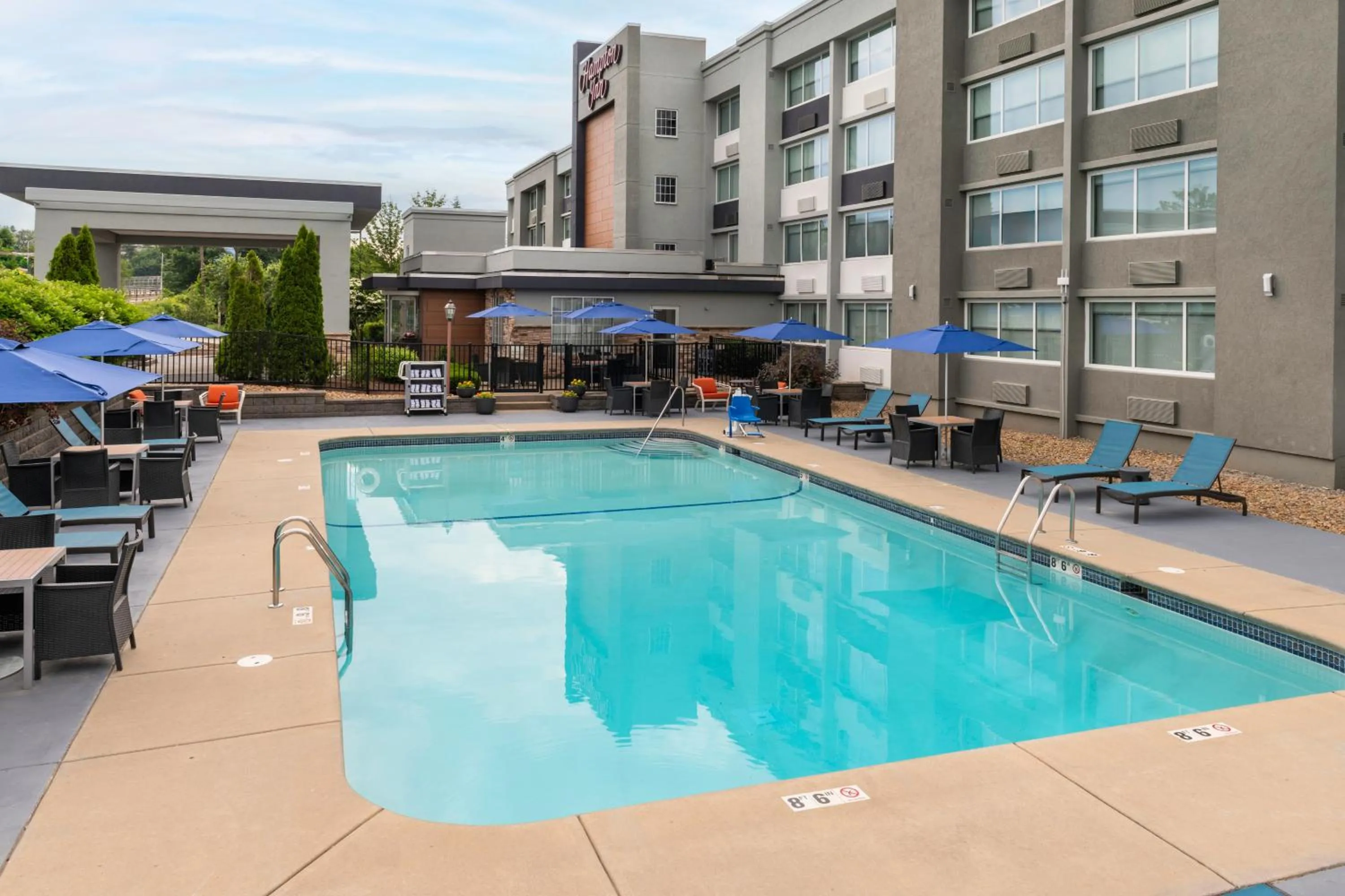 Property building in La Quinta by Wyndham Manchester