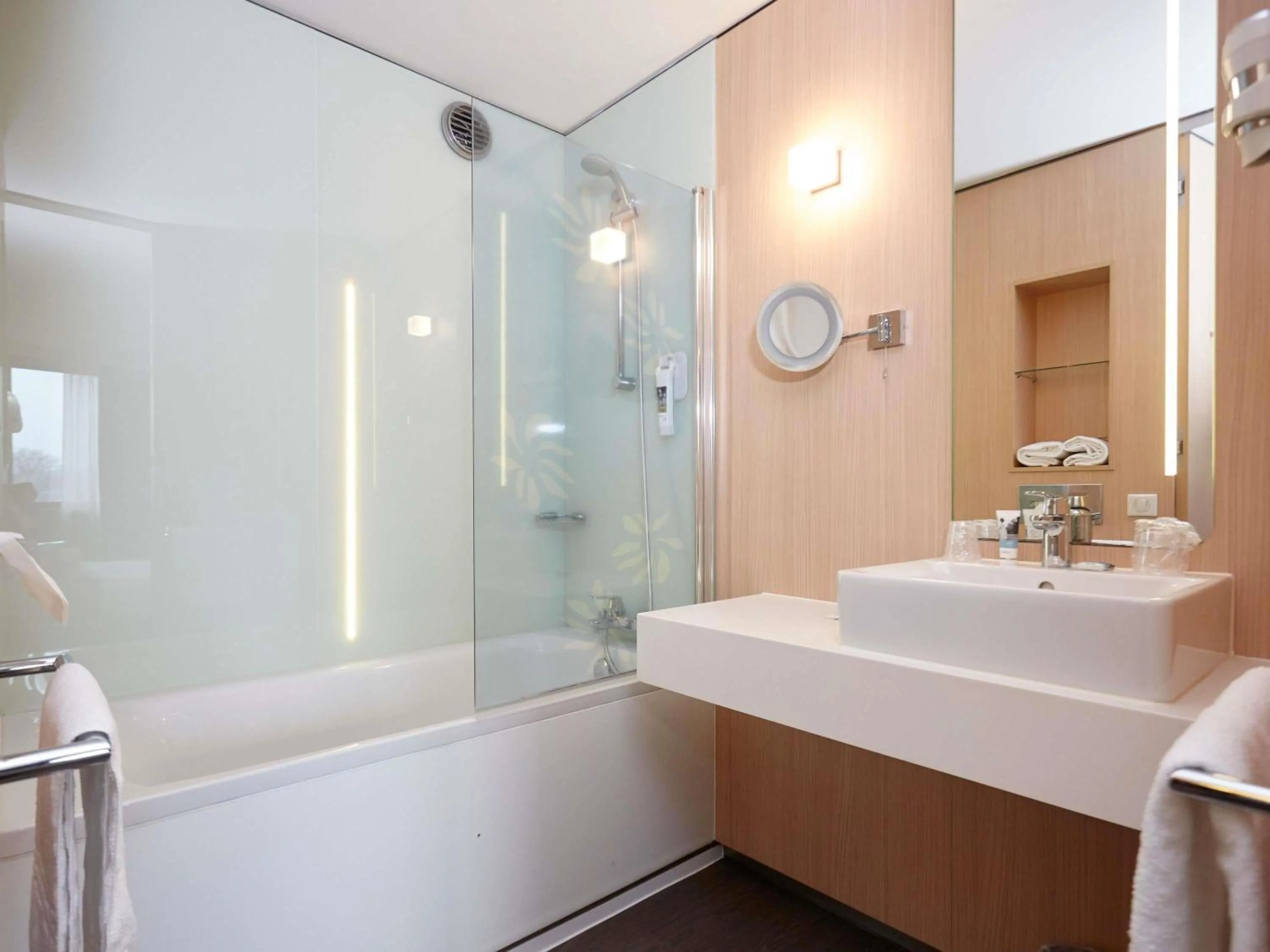 Standard Twin Room in Mercure Valenciennes Centre