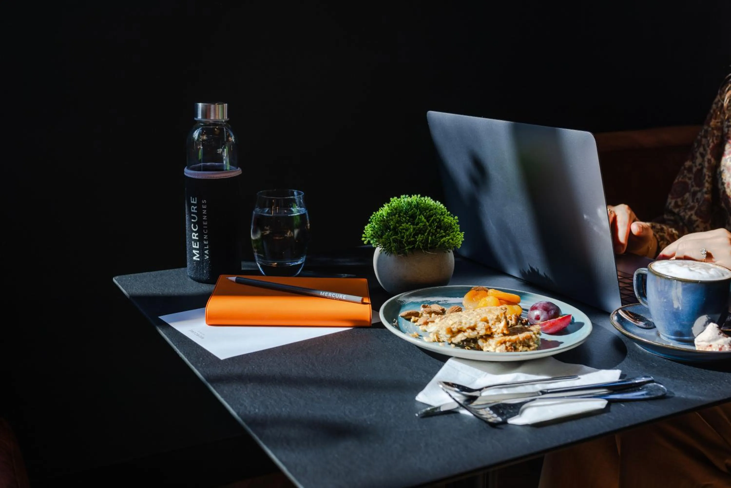 Lounge or bar in Mercure Valenciennes Centre