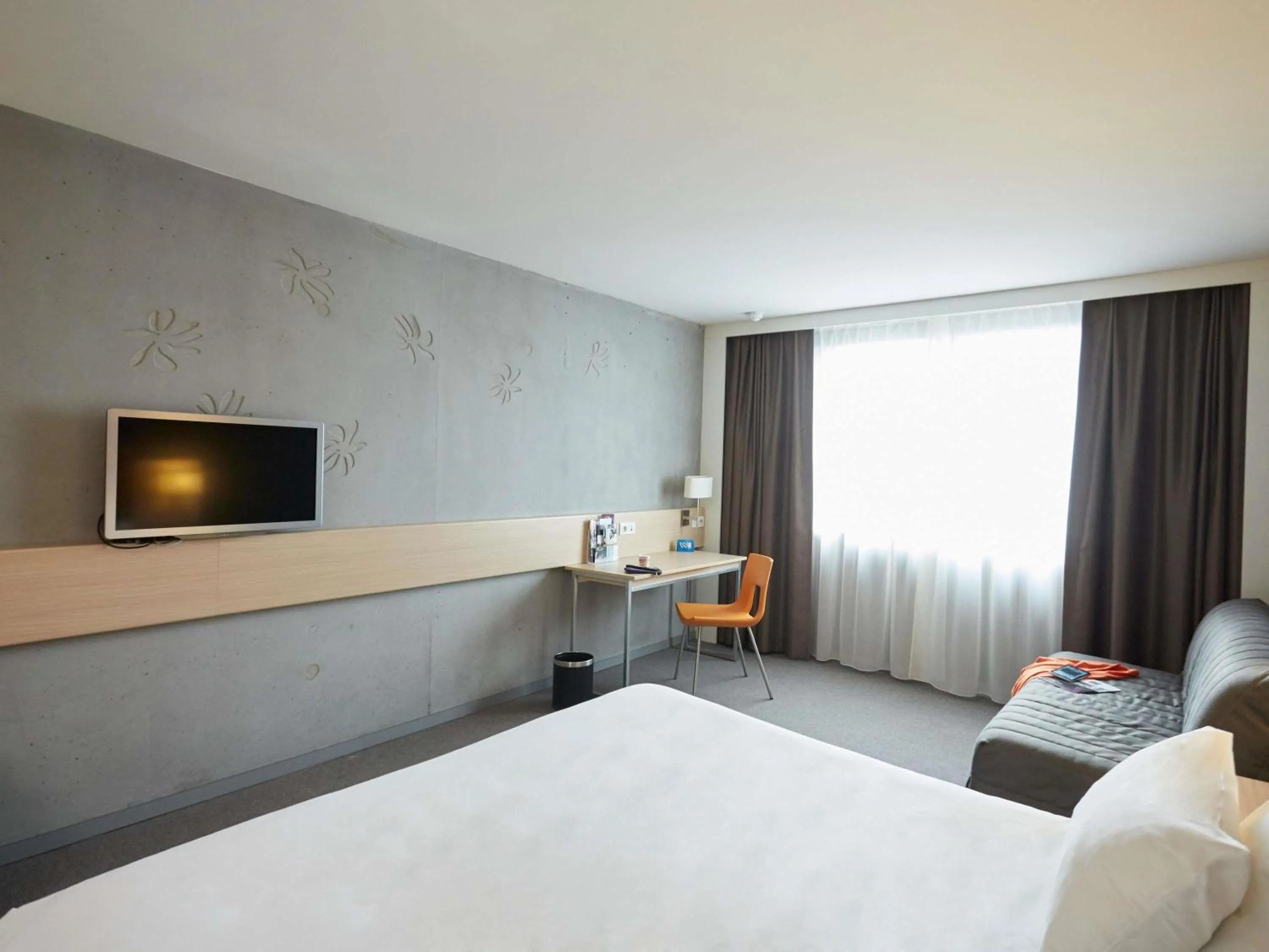 Bedroom, Bed in Mercure Valenciennes Centre