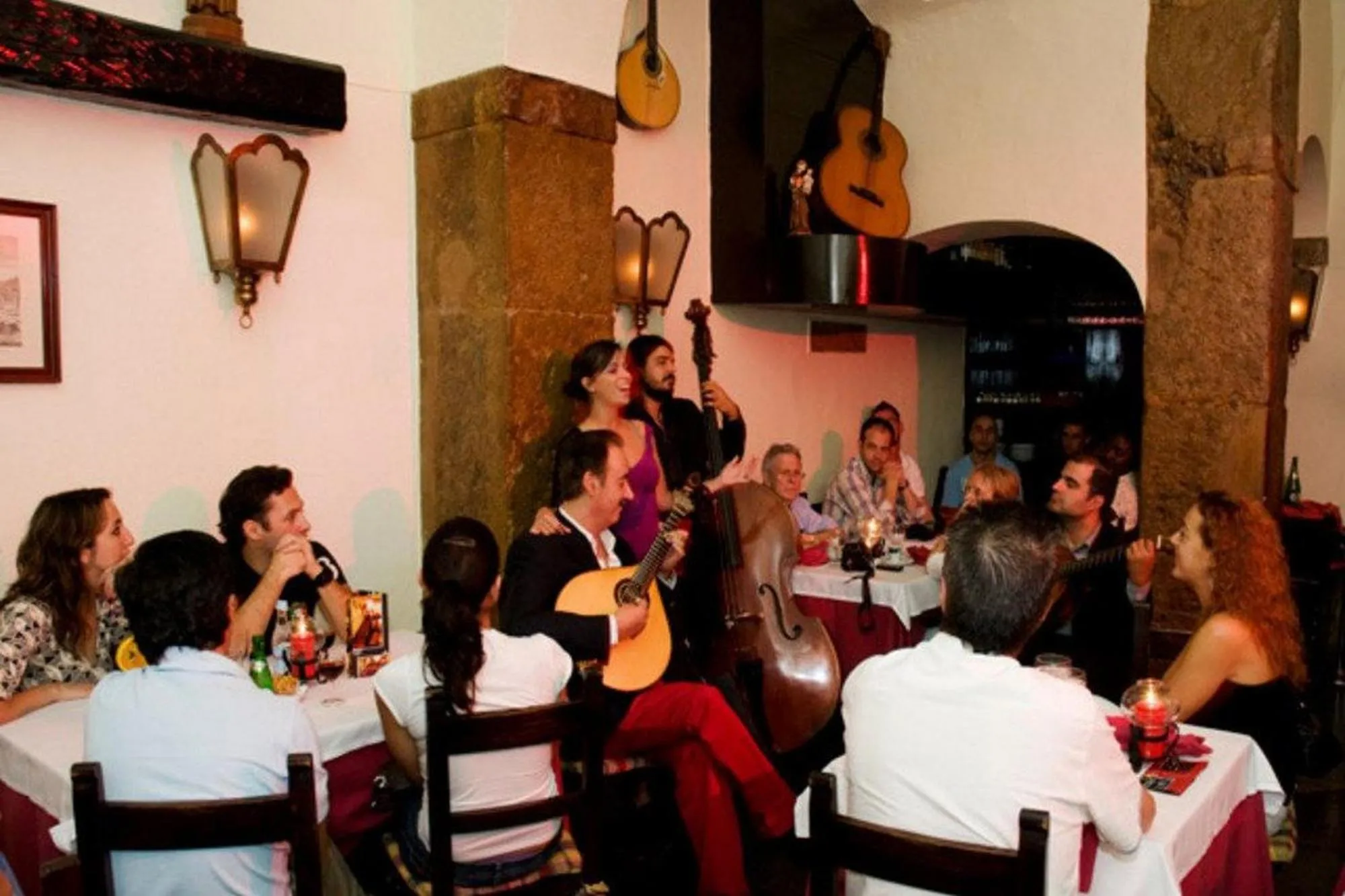 Restaurant/places to eat in Casa dos Ninos