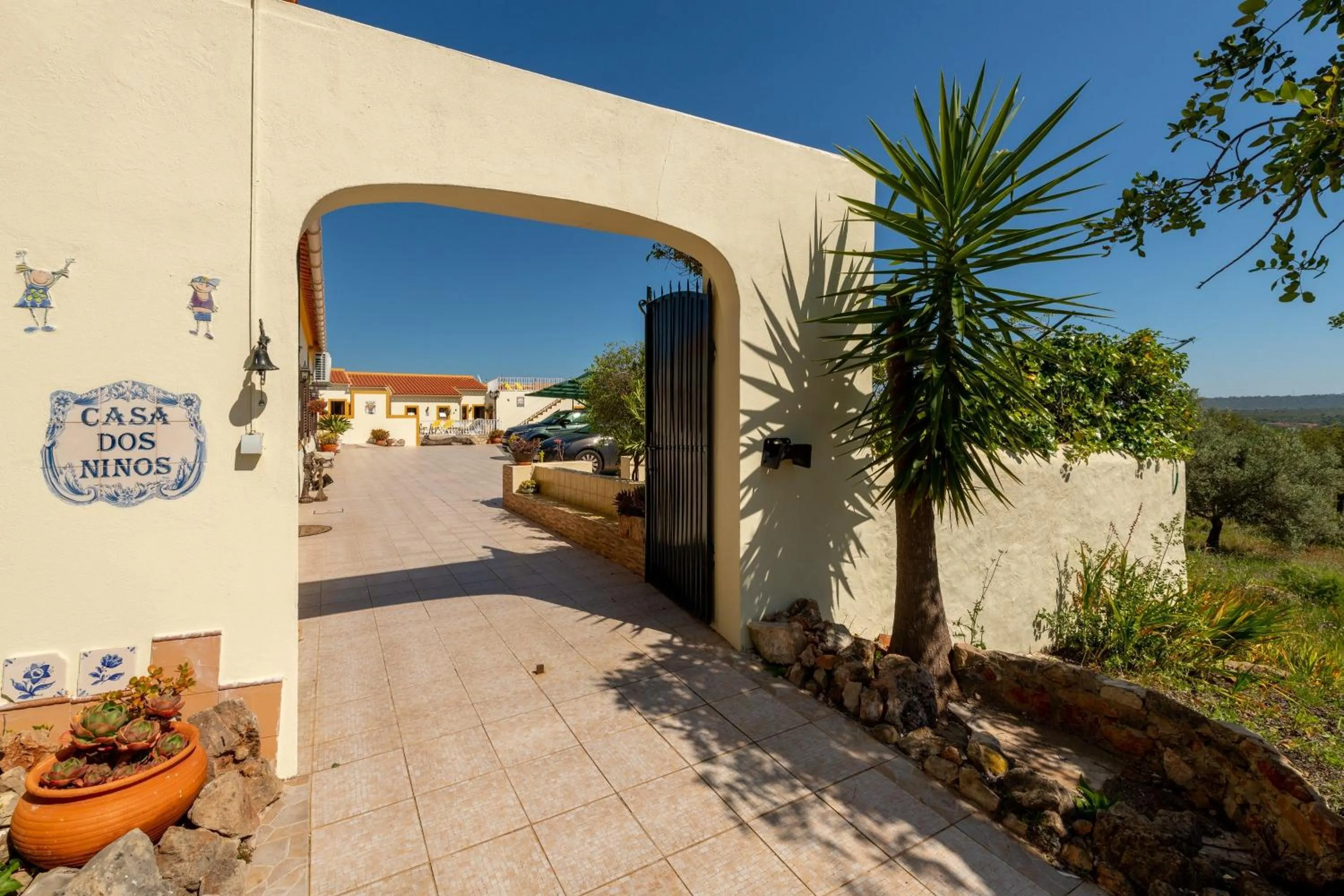 Facade/entrance in Casa dos Ninos