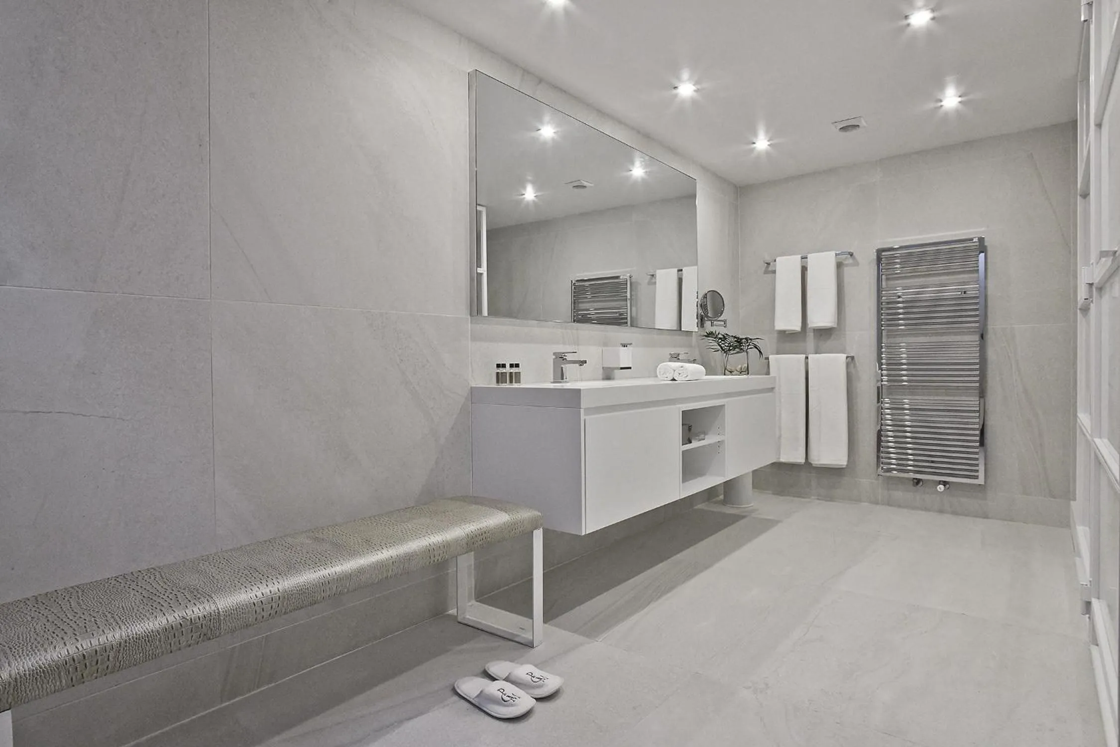 Bathroom in Palacio Can Marqués by Puro