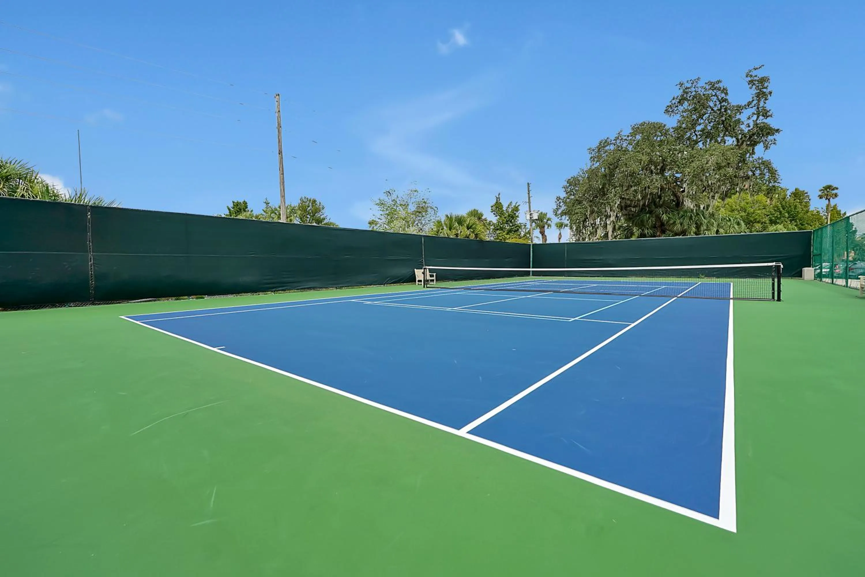 Tennis court in Regal Oaks Resort Vacation Townhomes by IDILIQ