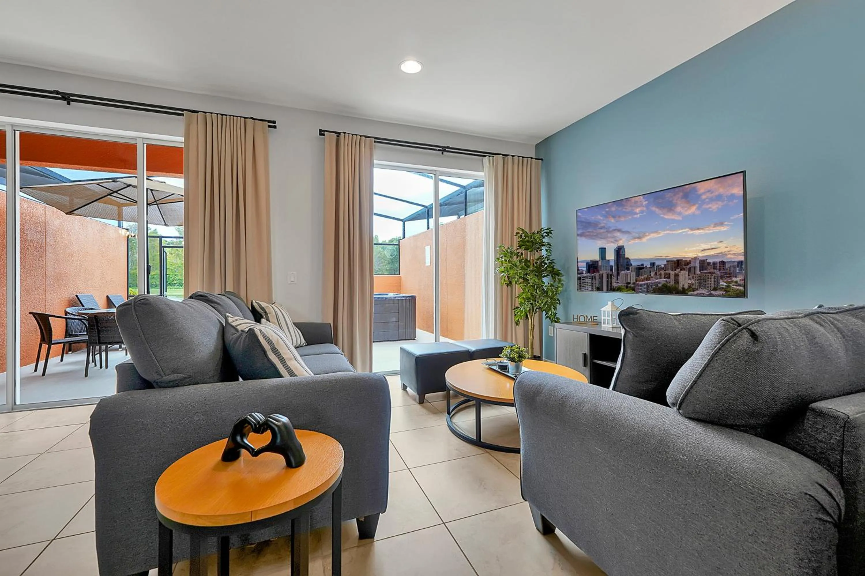 TV and multimedia in Regal Oaks Resort Vacation Townhomes by IDILIQ