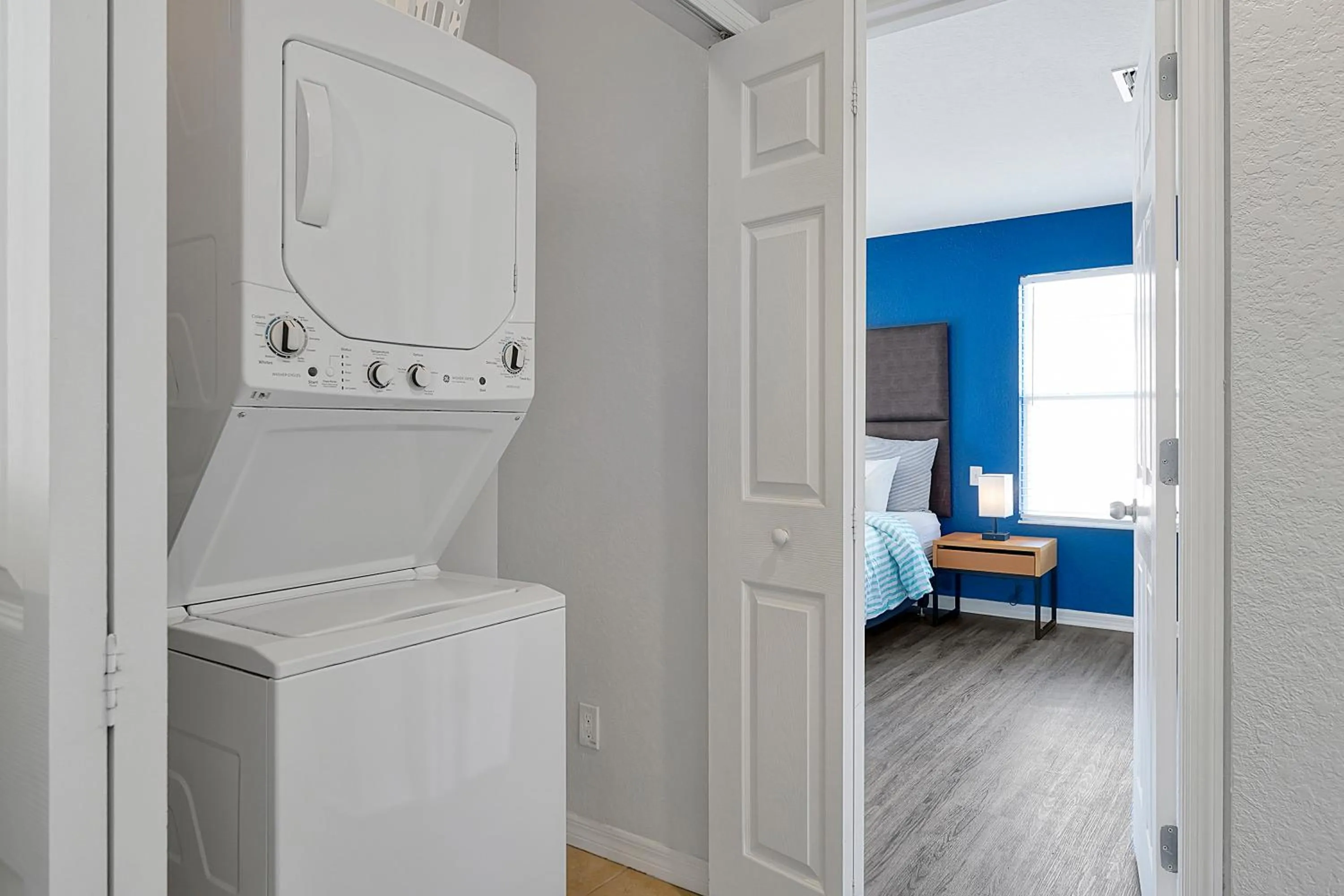 laundry, Bed in Regal Oaks Resort Vacation Townhomes by IDILIQ