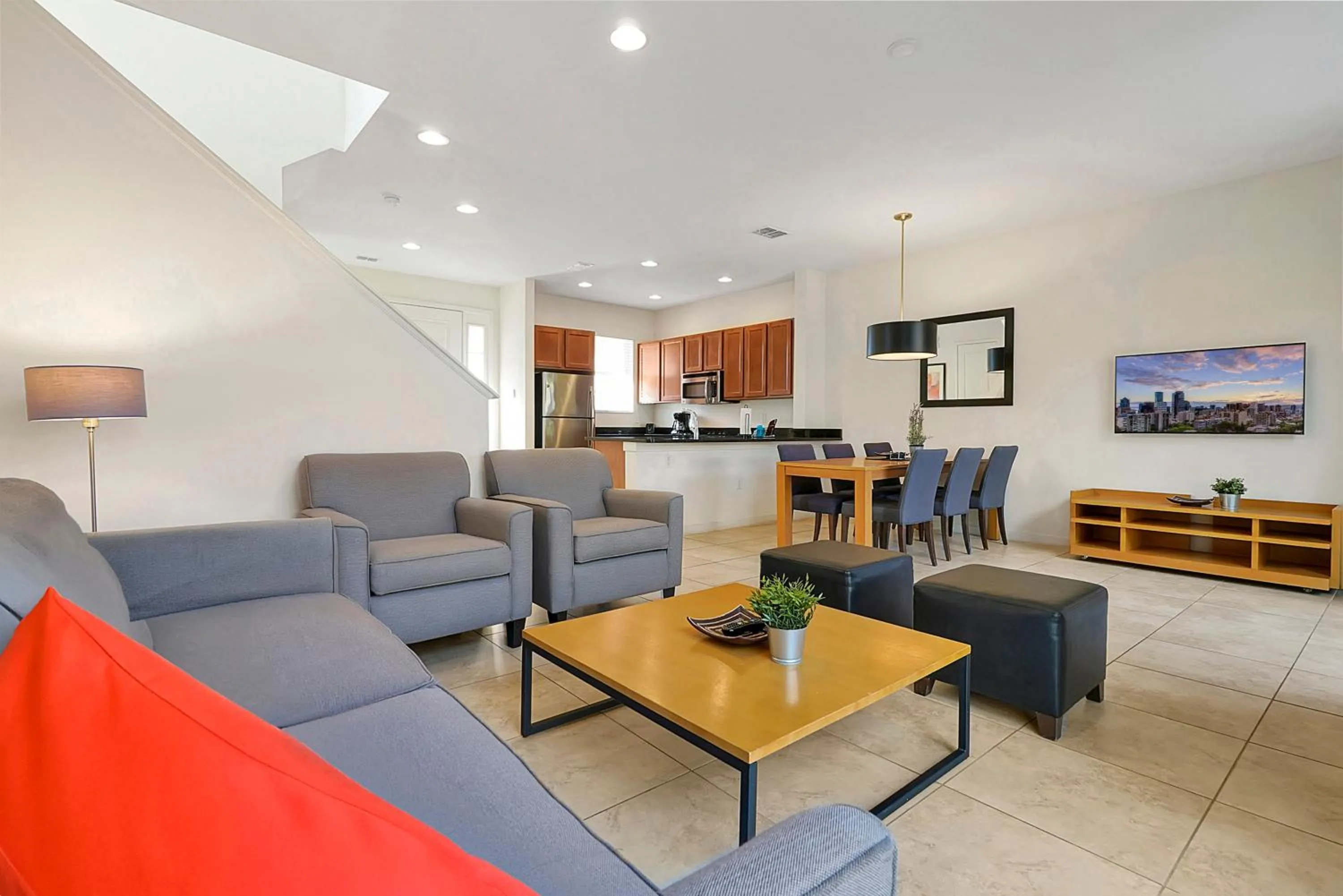 Communal lounge/ TV room in Regal Oaks Resort Vacation Townhomes by IDILIQ