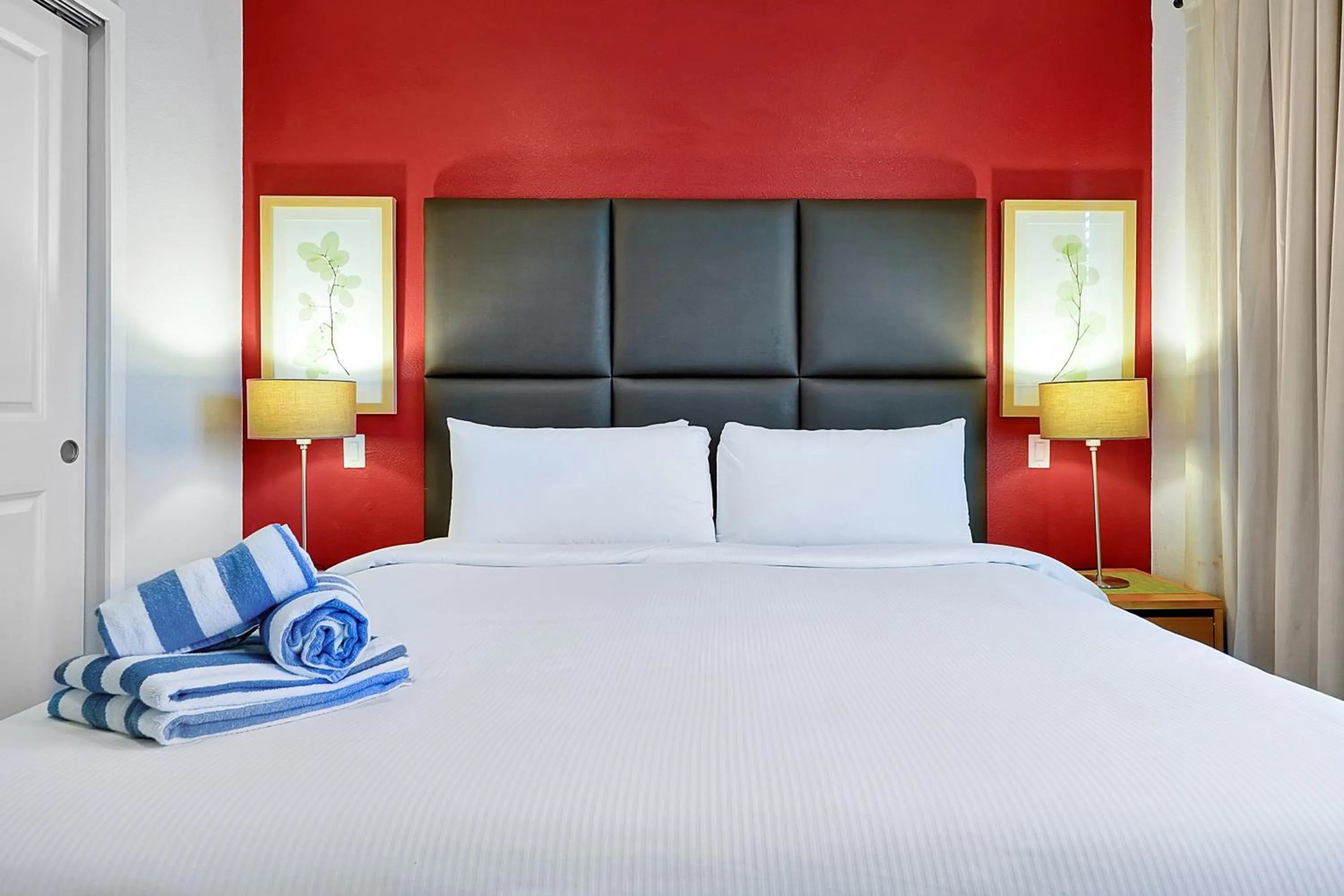 Bed in Regal Oaks Resort Vacation Townhomes by IDILIQ