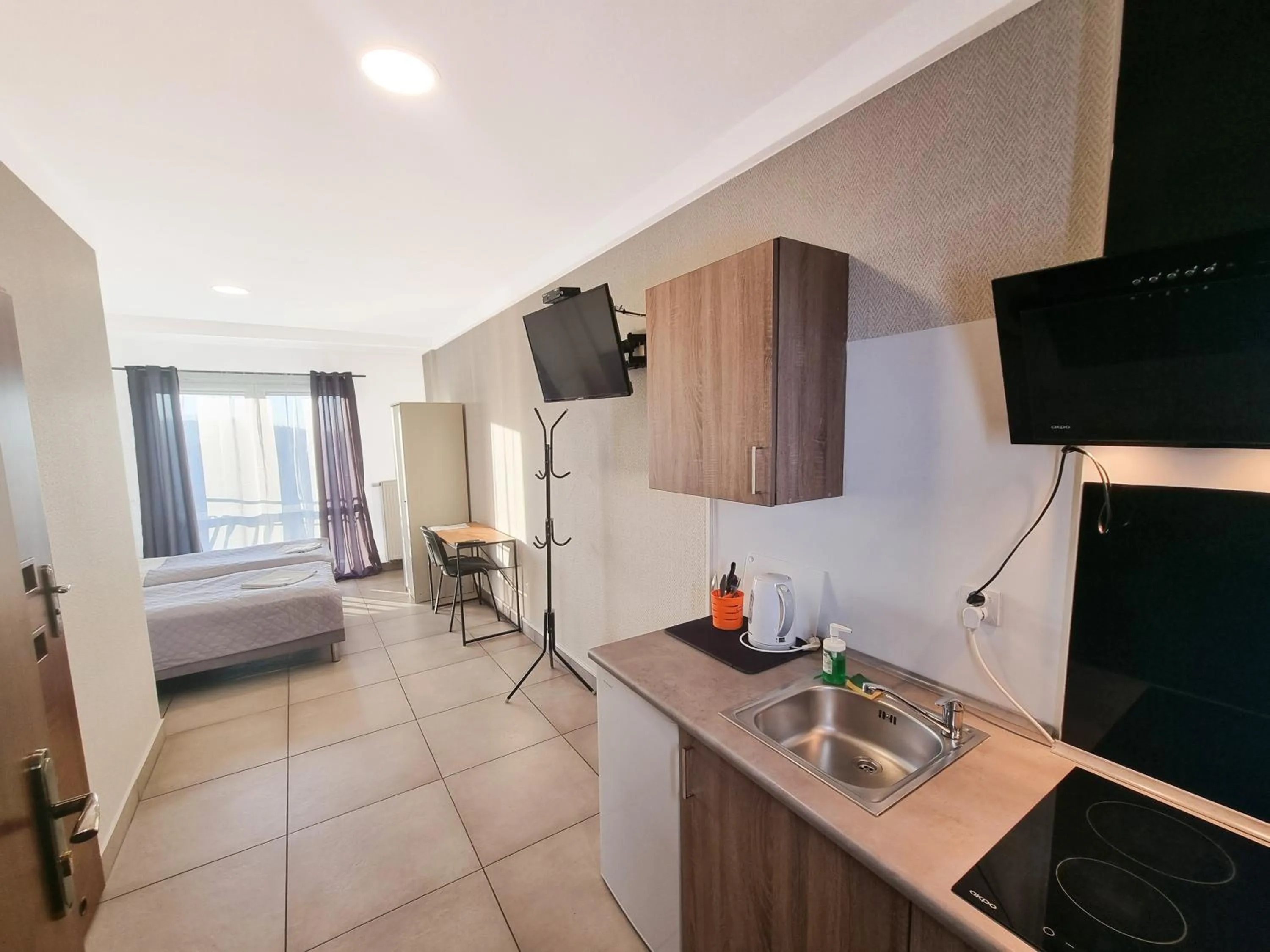 Kitchen or kitchenette, Bed in Orange Tree Hotel