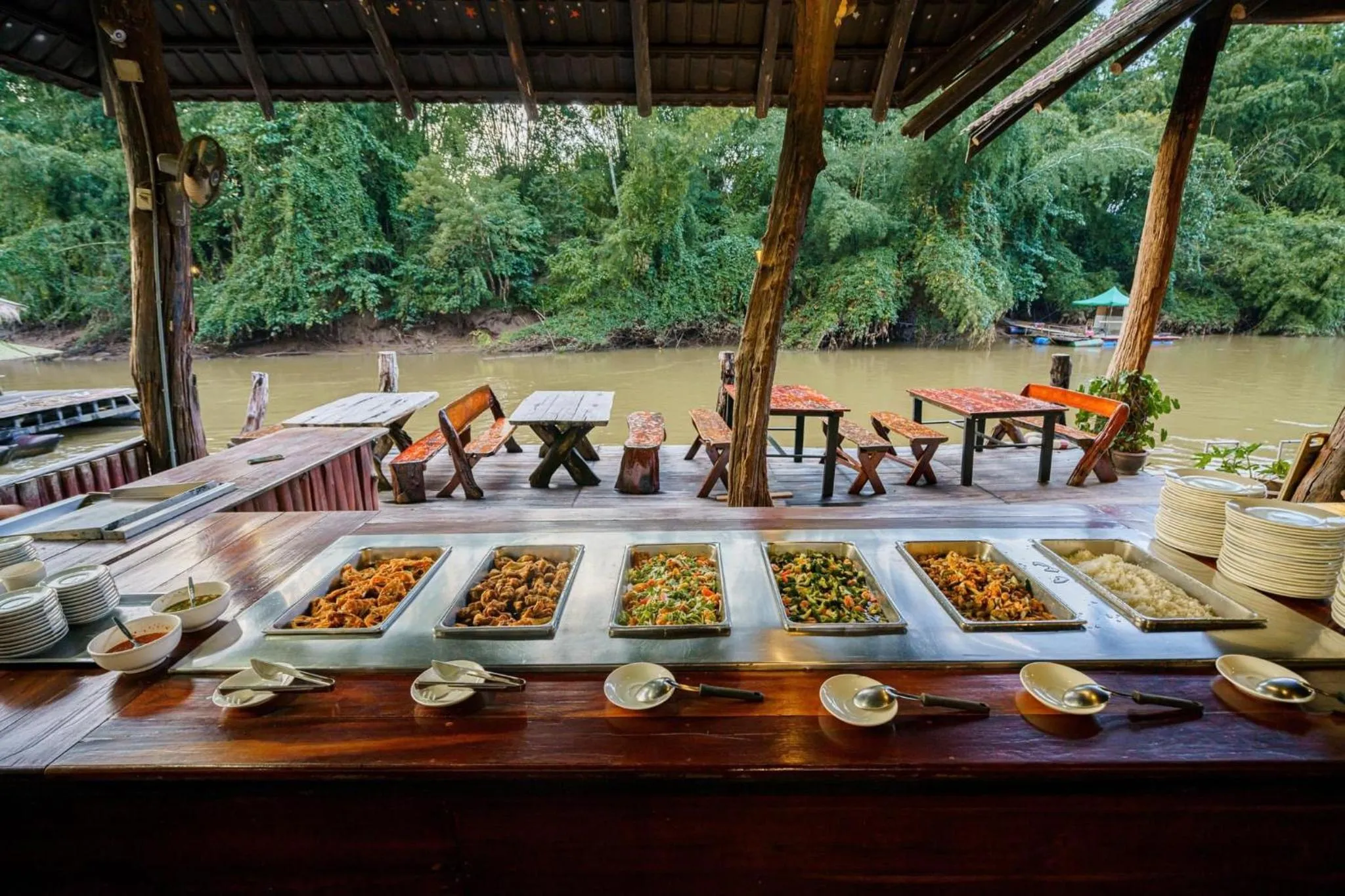 Restaurant/places to eat in The For Rest Resort