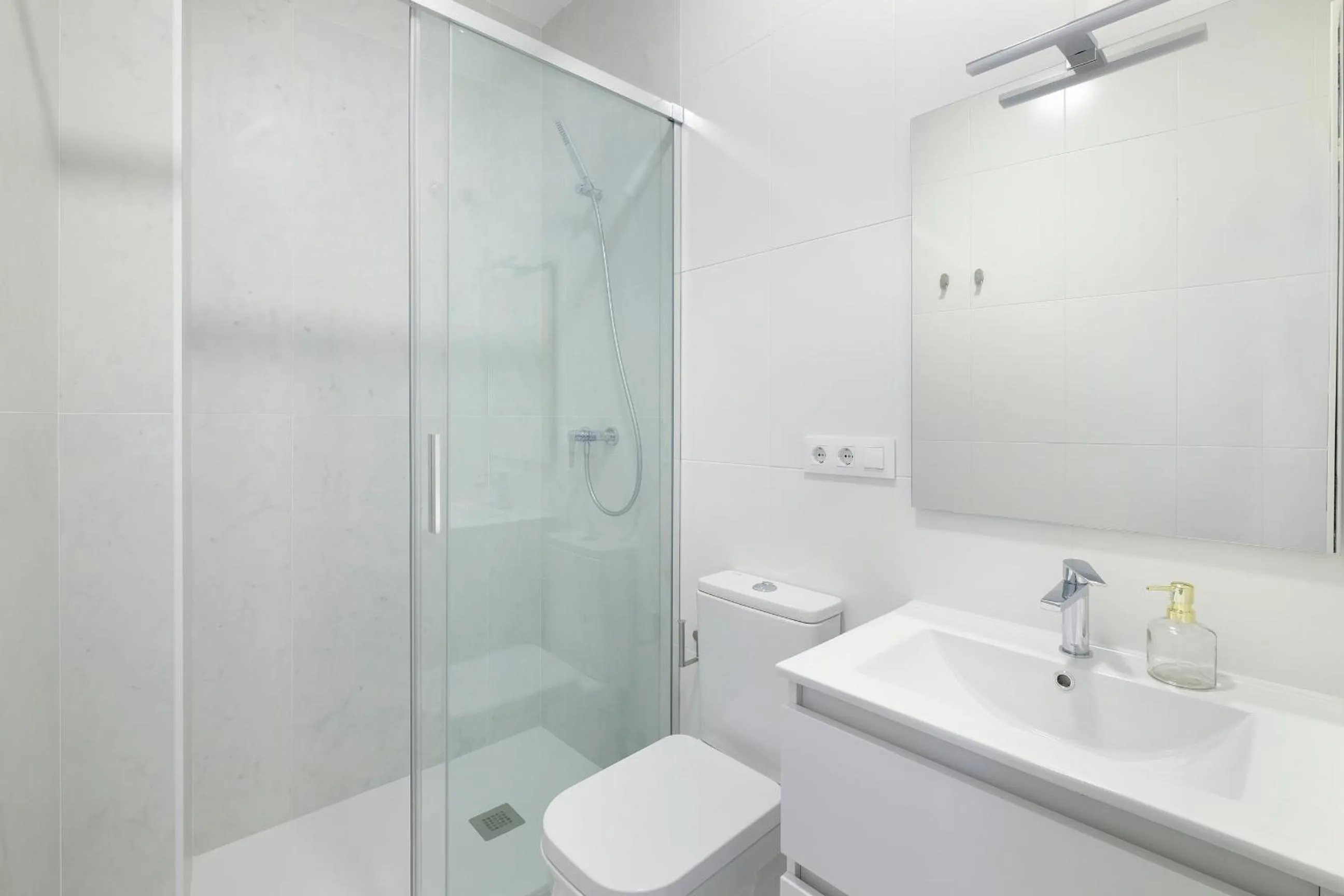 Shower in tuGuest Placeta de San Gil Apartments