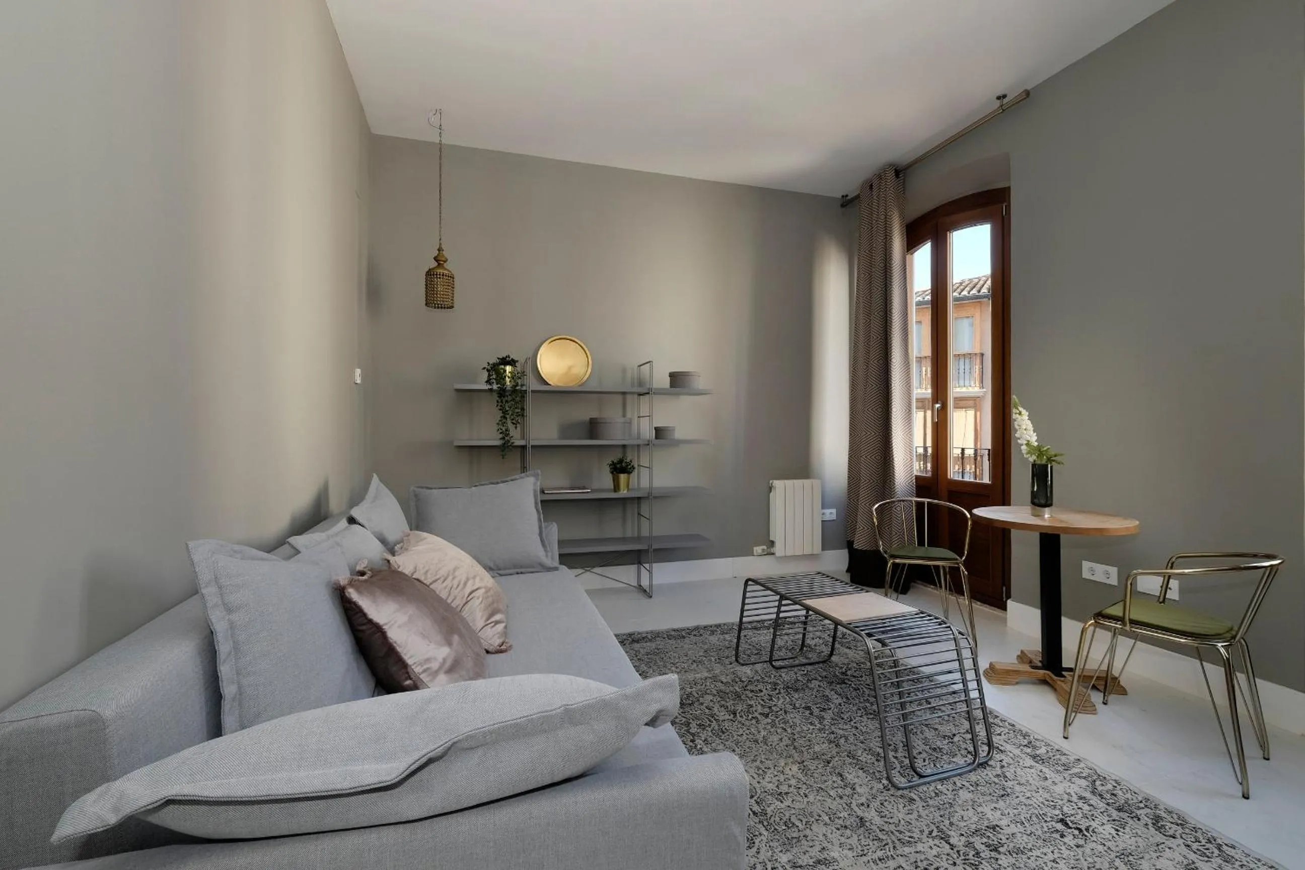 Living room in tuGuest Placeta de San Gil Apartments