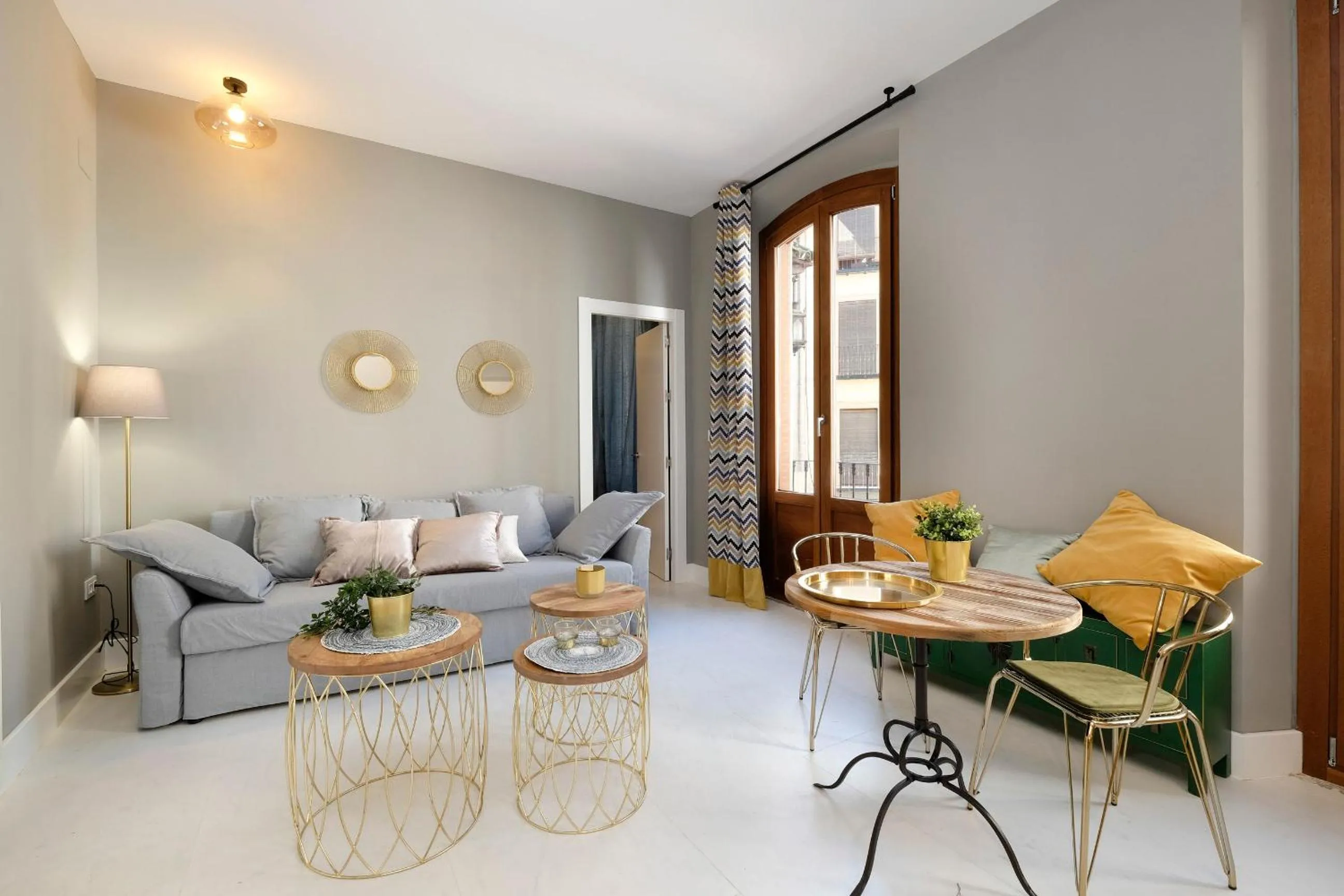 Living room in tuGuest Placeta de San Gil Apartments