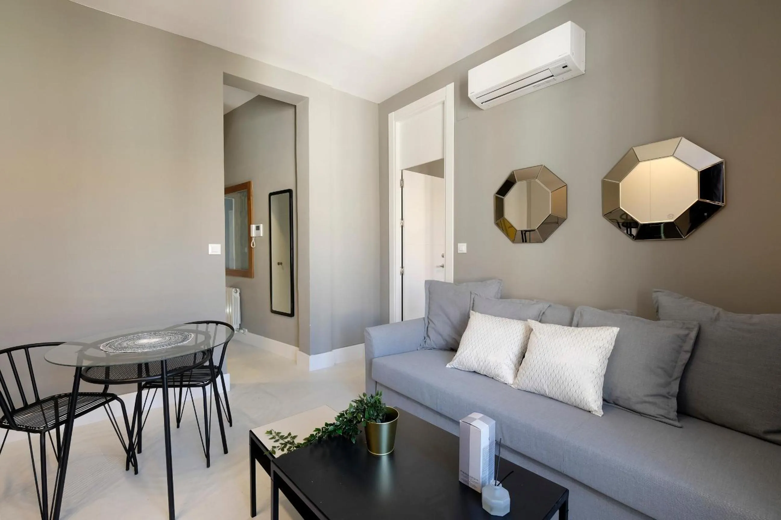Living room in tuGuest Placeta de San Gil Apartments