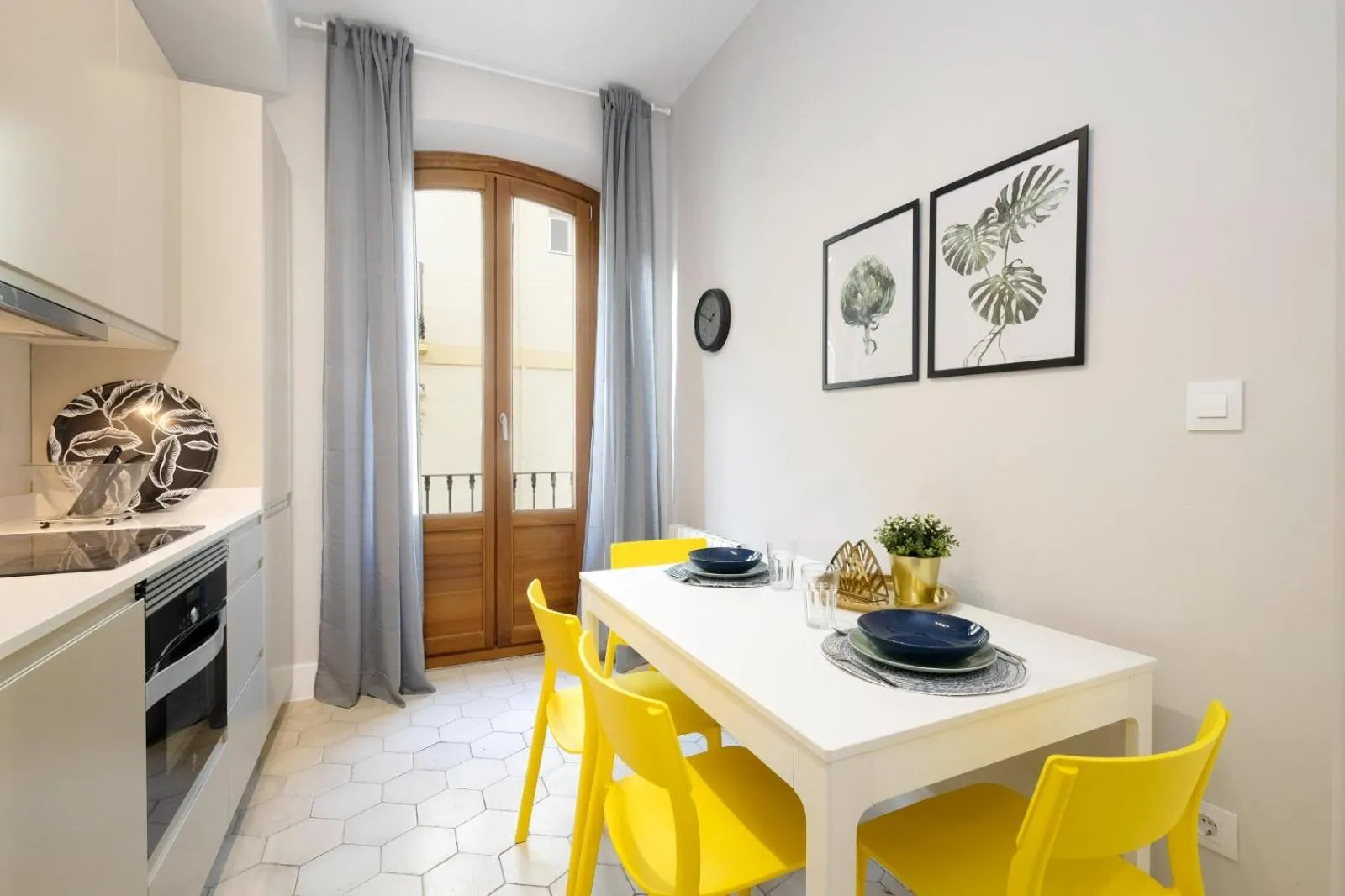 Kitchen or kitchenette in tuGuest Placeta de San Gil Apartments