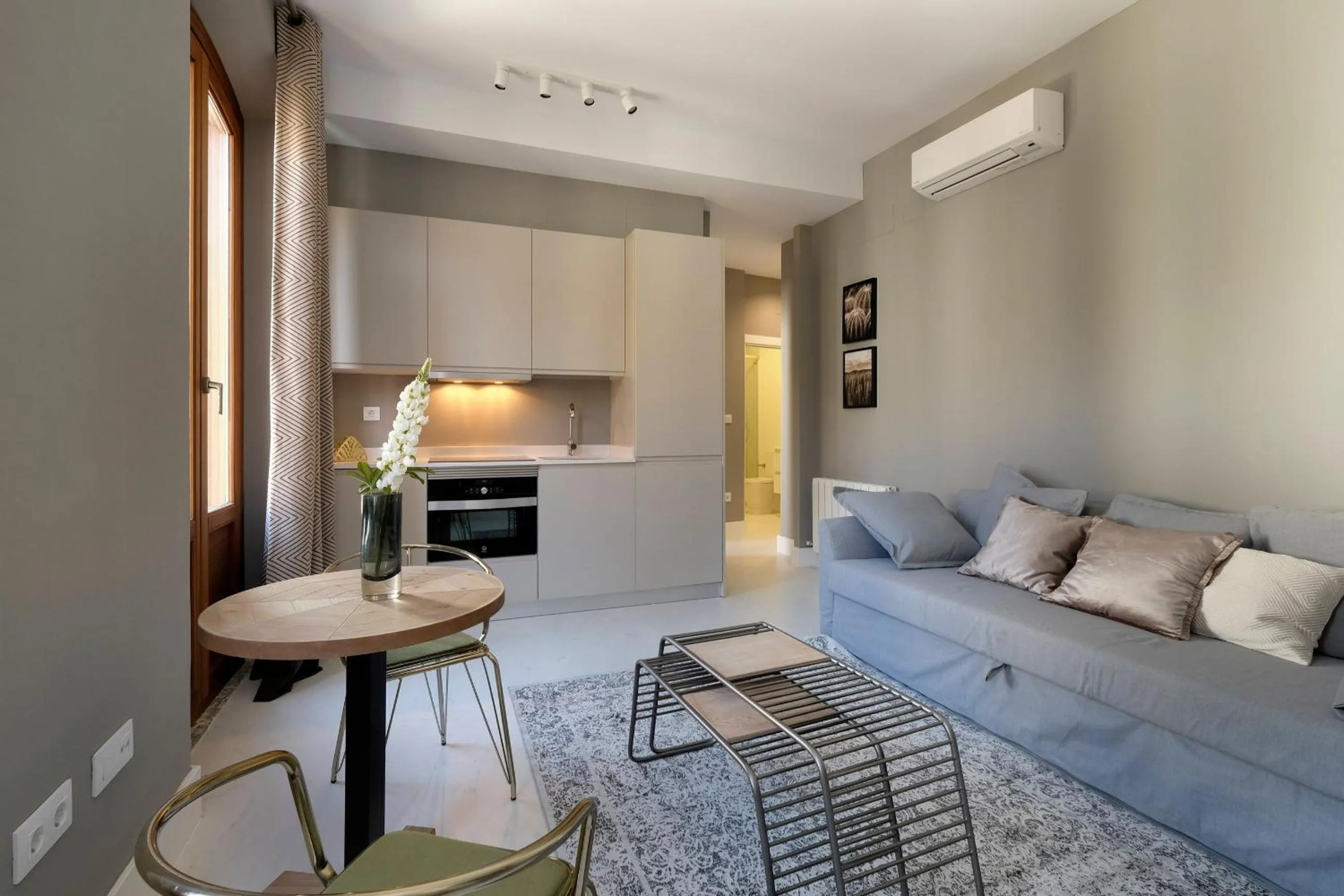 Kitchen or kitchenette in tuGuest Placeta de San Gil Apartments
