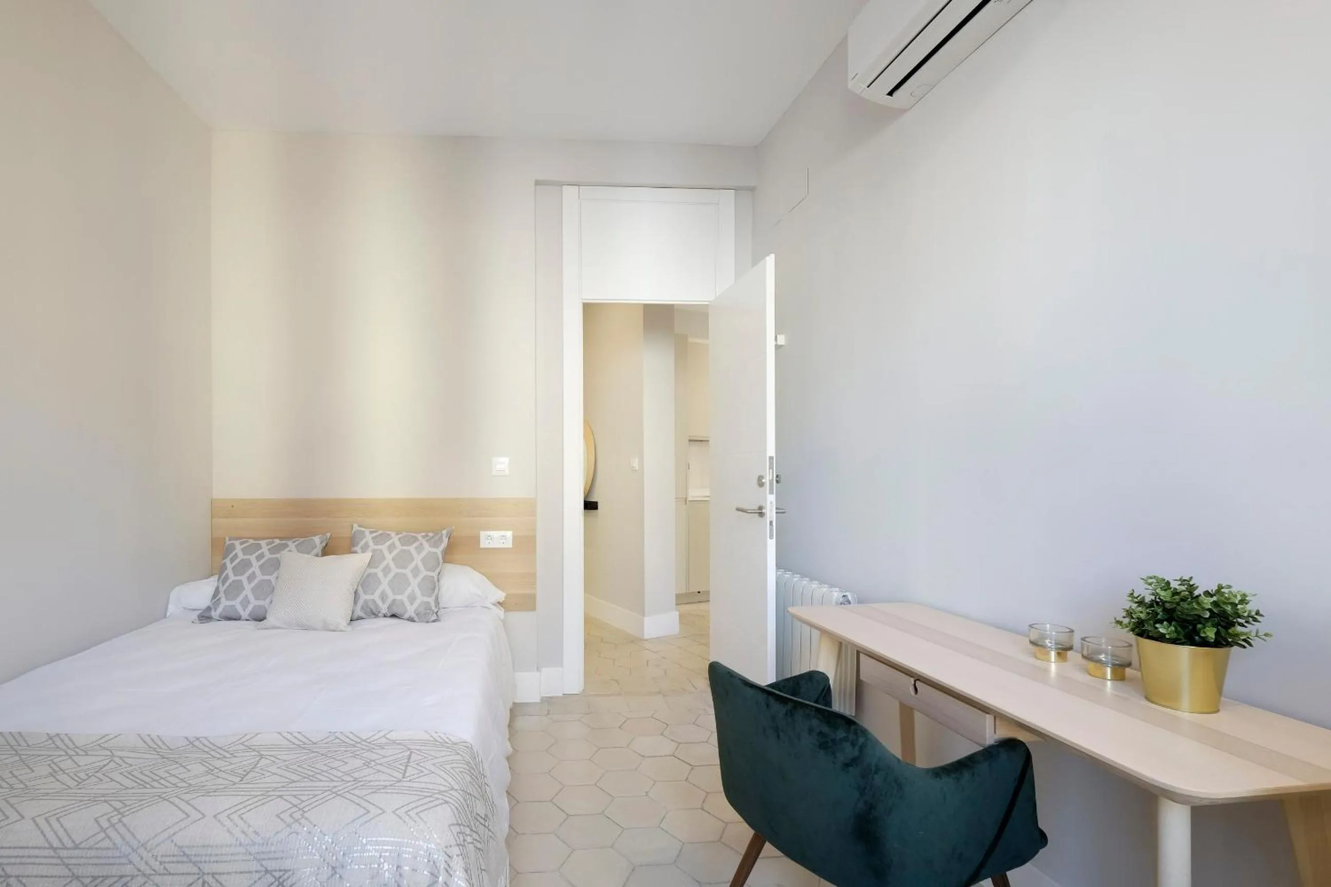 Photo of the whole room, Bed in tuGuest Placeta de San Gil Apartments