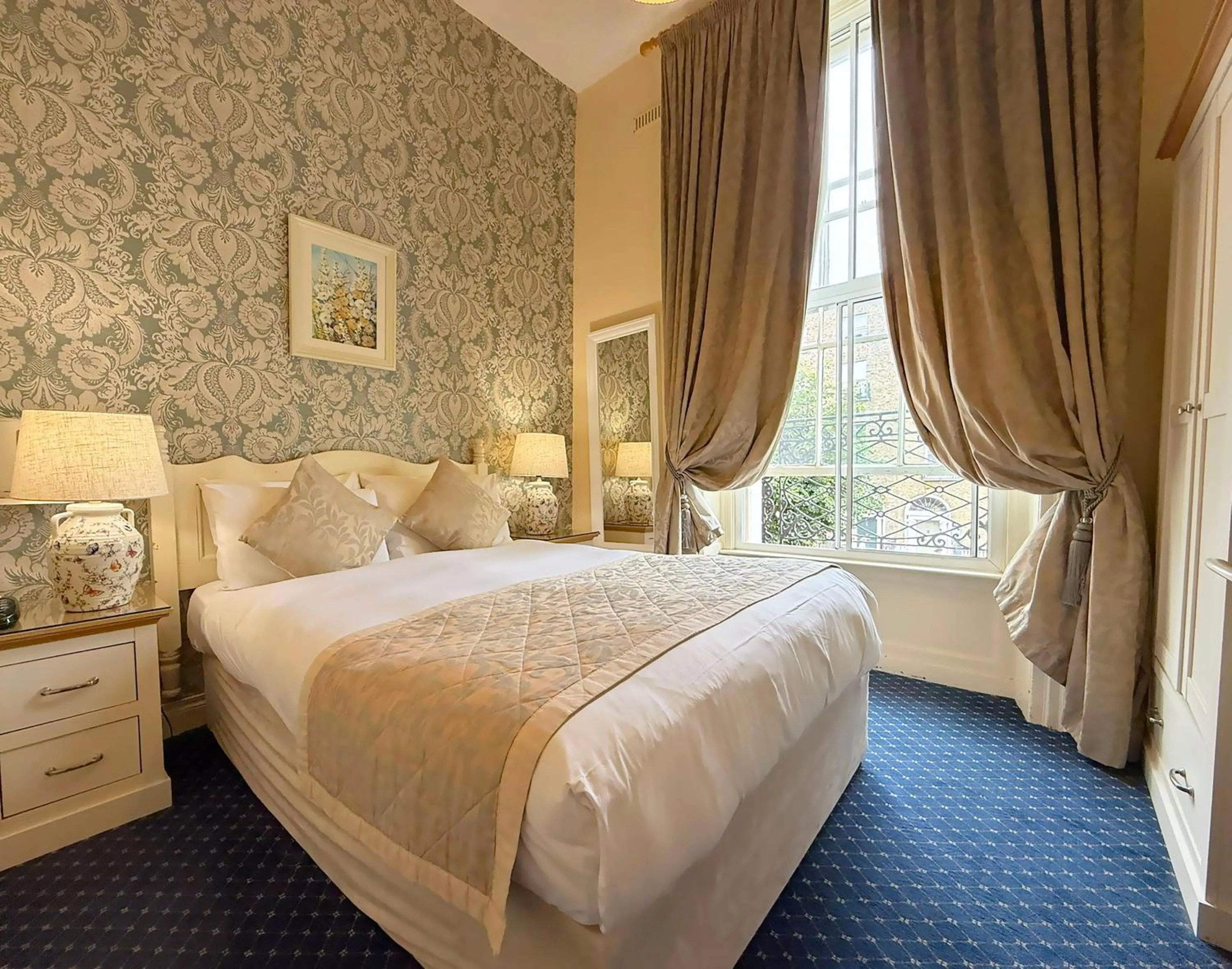 Bed in Baggot Court Townhouse