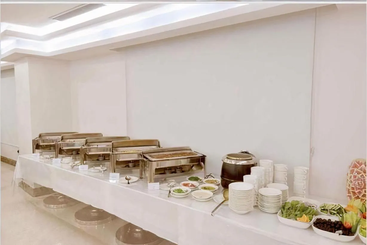 Restaurant/places to eat in Zaha Al Munawara Hotel