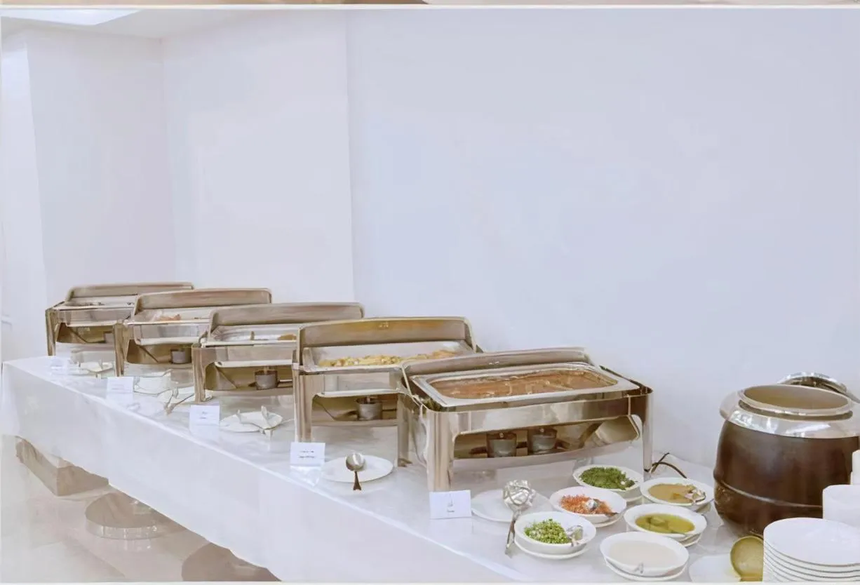 Restaurant/places to eat in Zaha Al Munawara Hotel