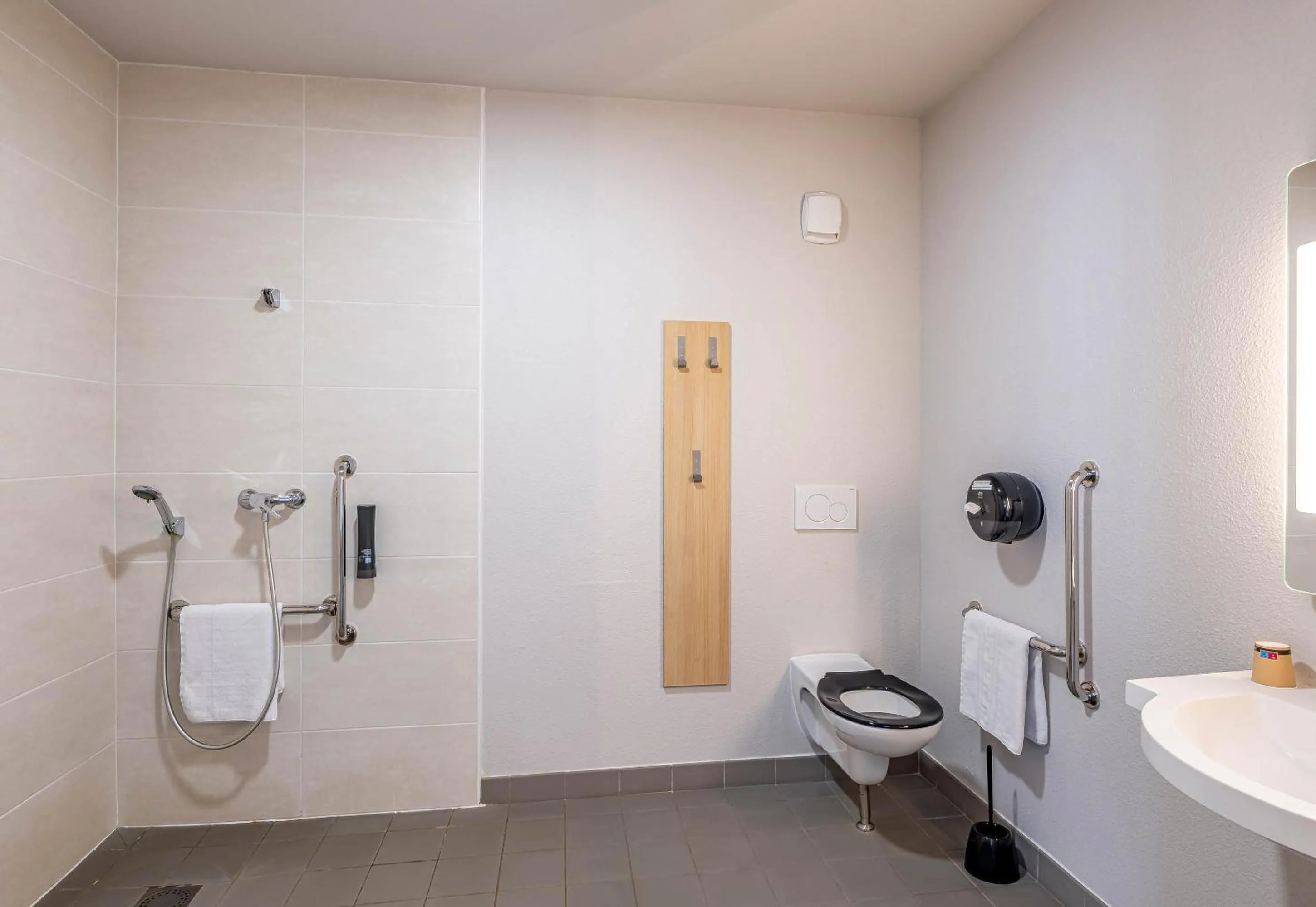 Bathroom in B&B HOTEL Bordeaux Langon