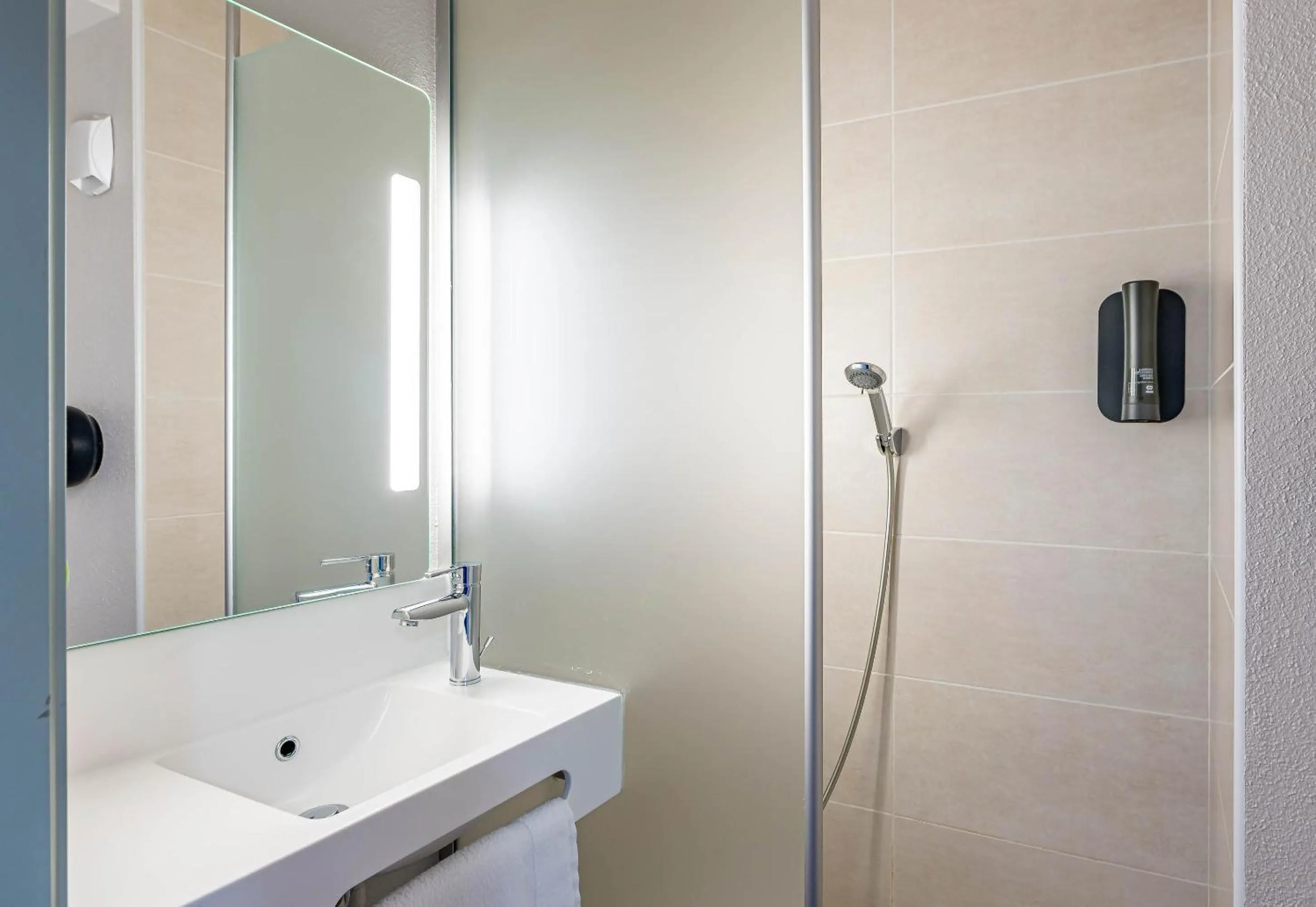 Bathroom in B&B HOTEL Bordeaux Langon