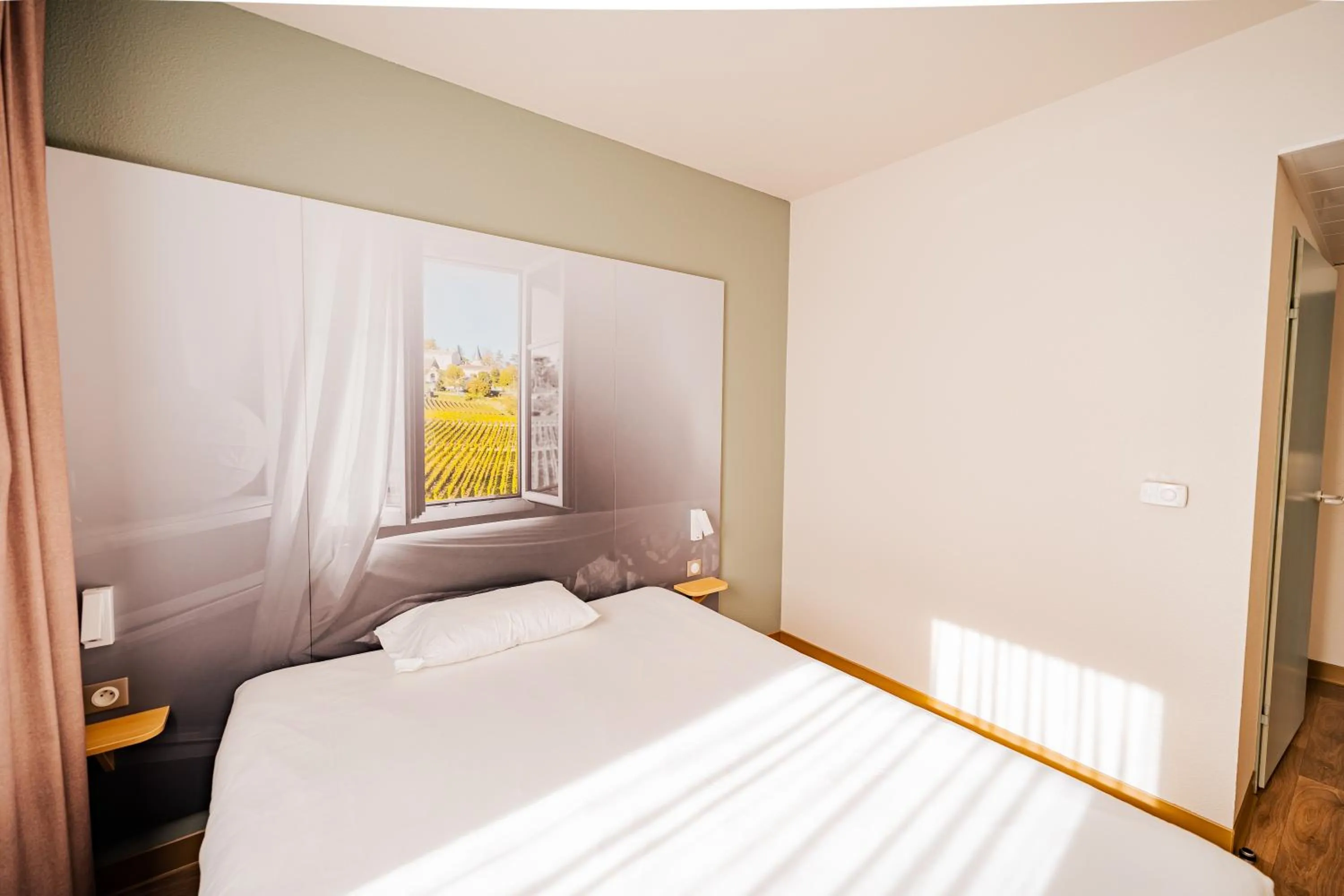 Bedroom, Bed in B&B HOTEL Bordeaux Langon