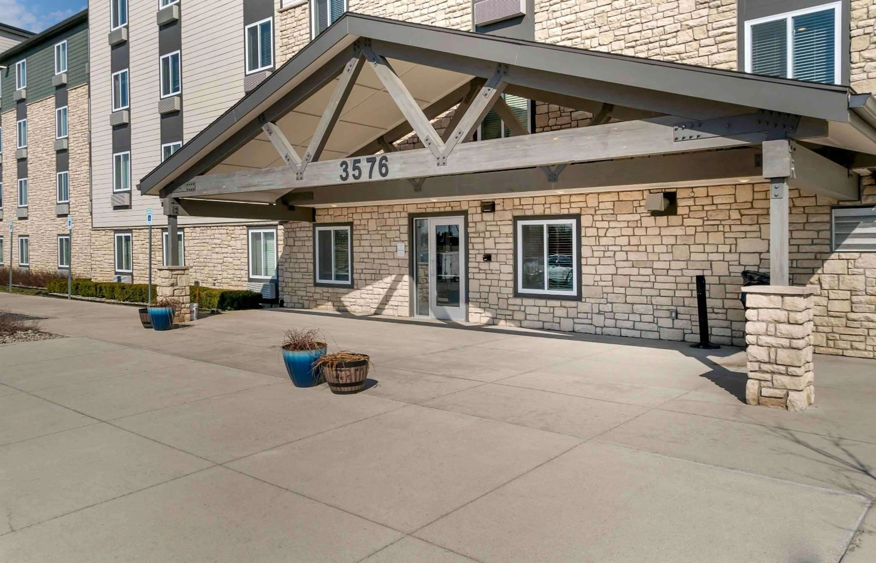Property building in Extended Stay America Suites - Detroit - Rochester Hills