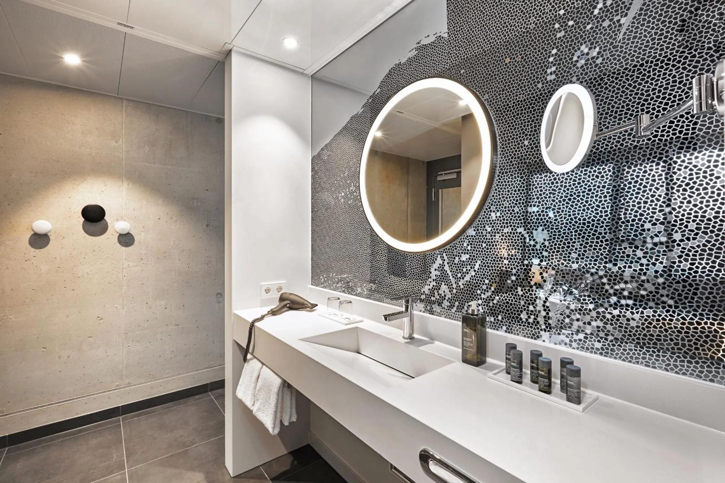 Bathroom in H4 Hotel Mönchengladbach im BORUSSIA-PARK