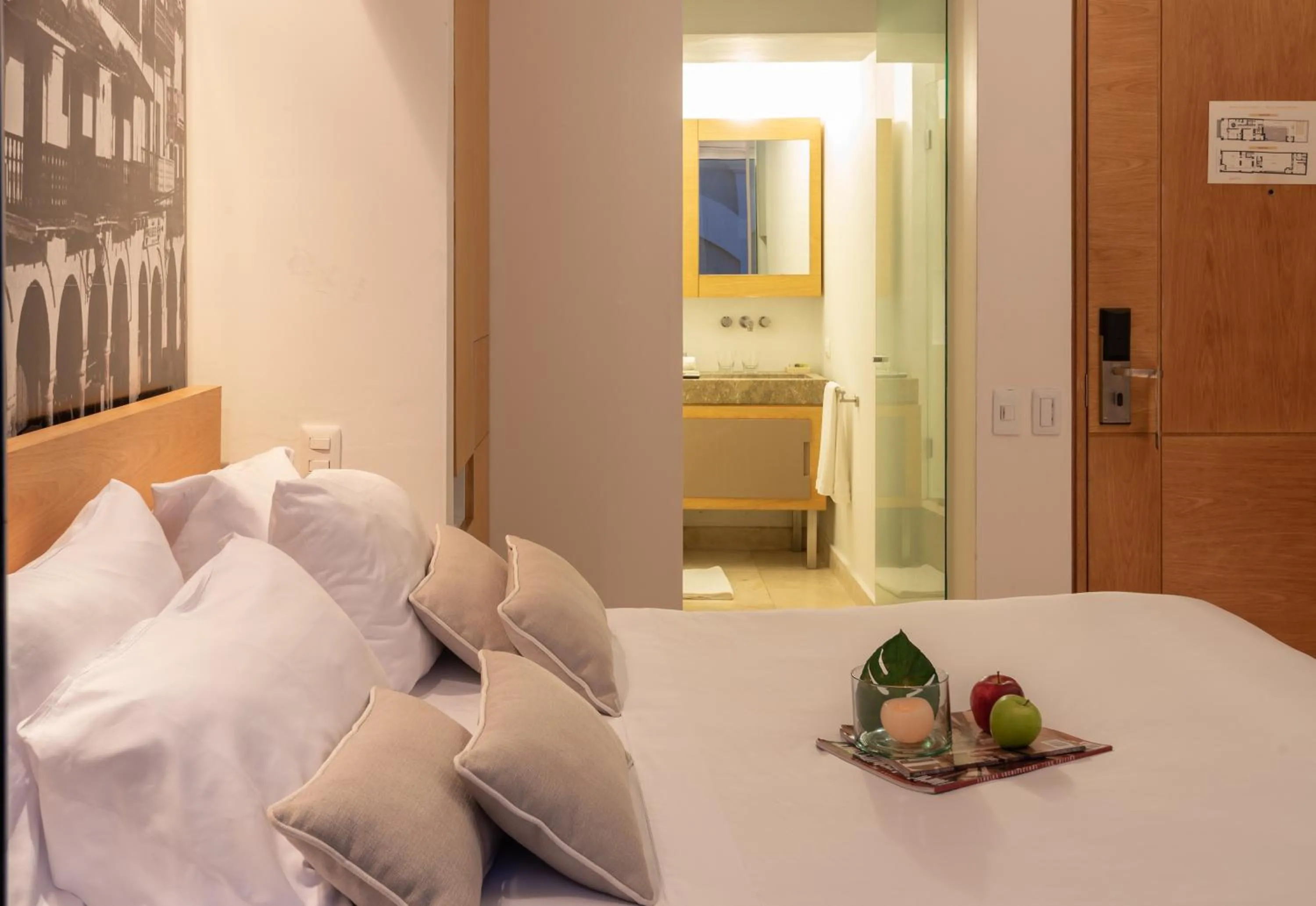 Bathroom, Bed in Delirio Hotel