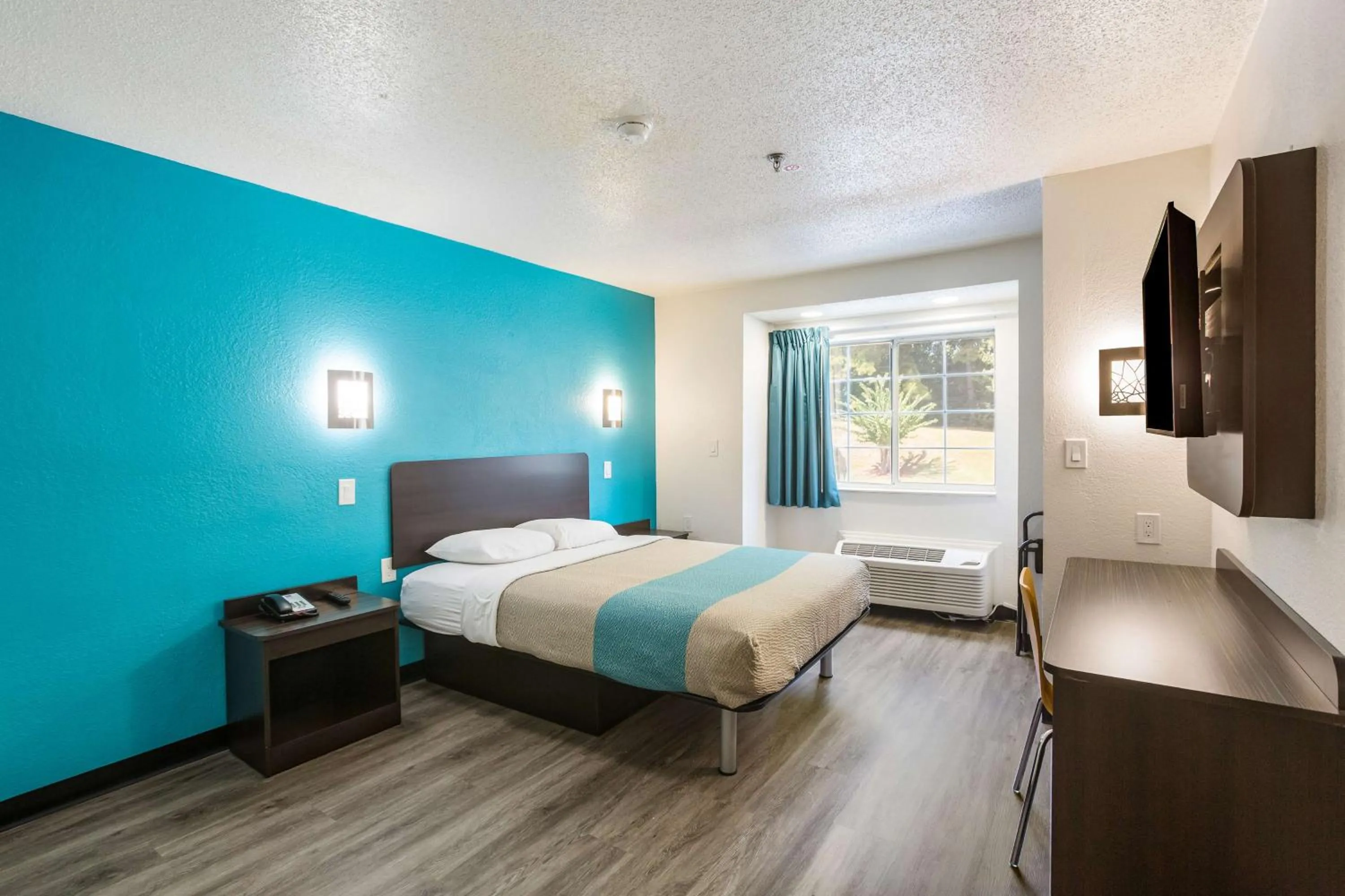 Photo of the whole room, Bed in Motel 6-Smyrna, GA - Atlanta