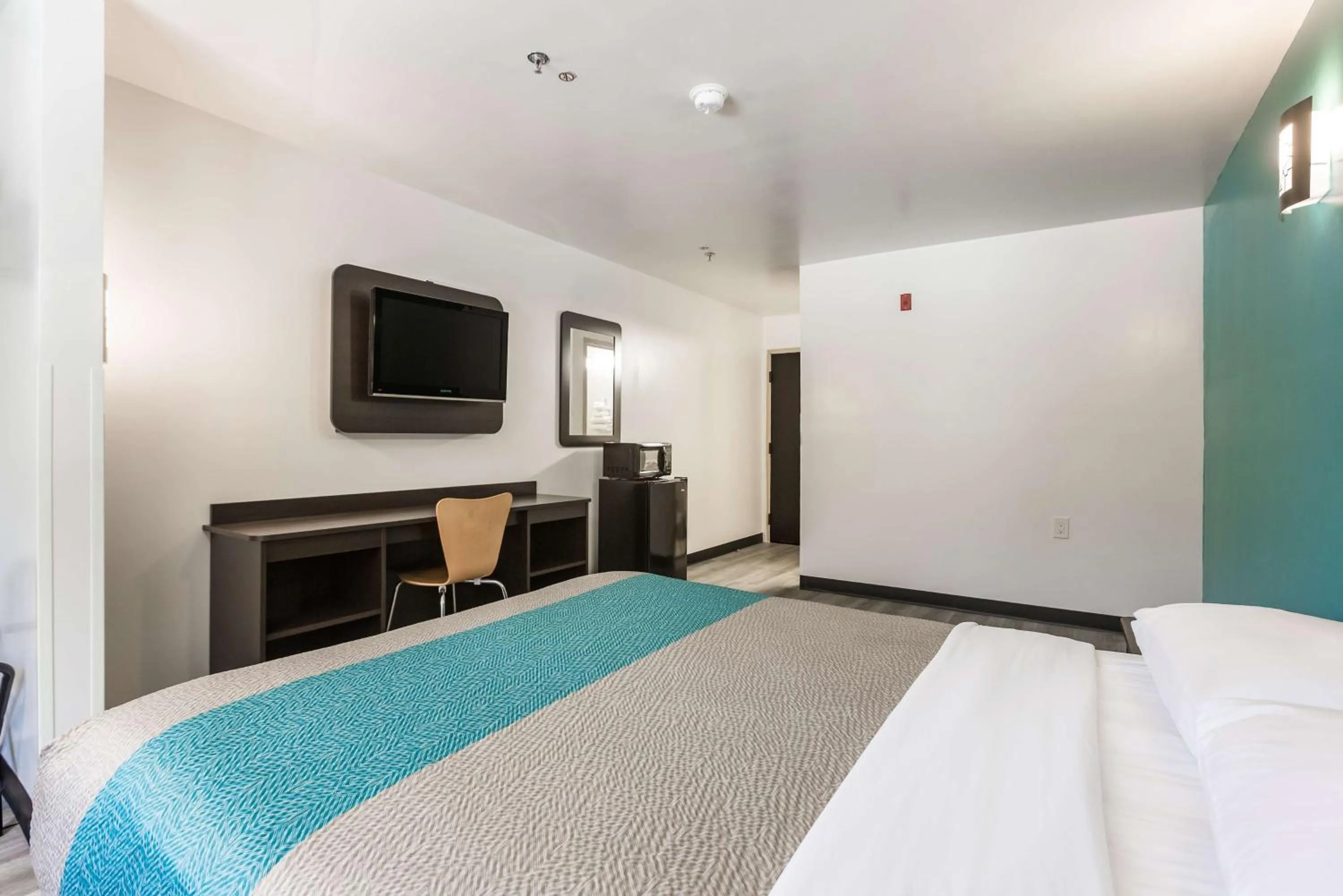 Photo of the whole room, Bed in Motel 6-Smyrna, GA - Atlanta