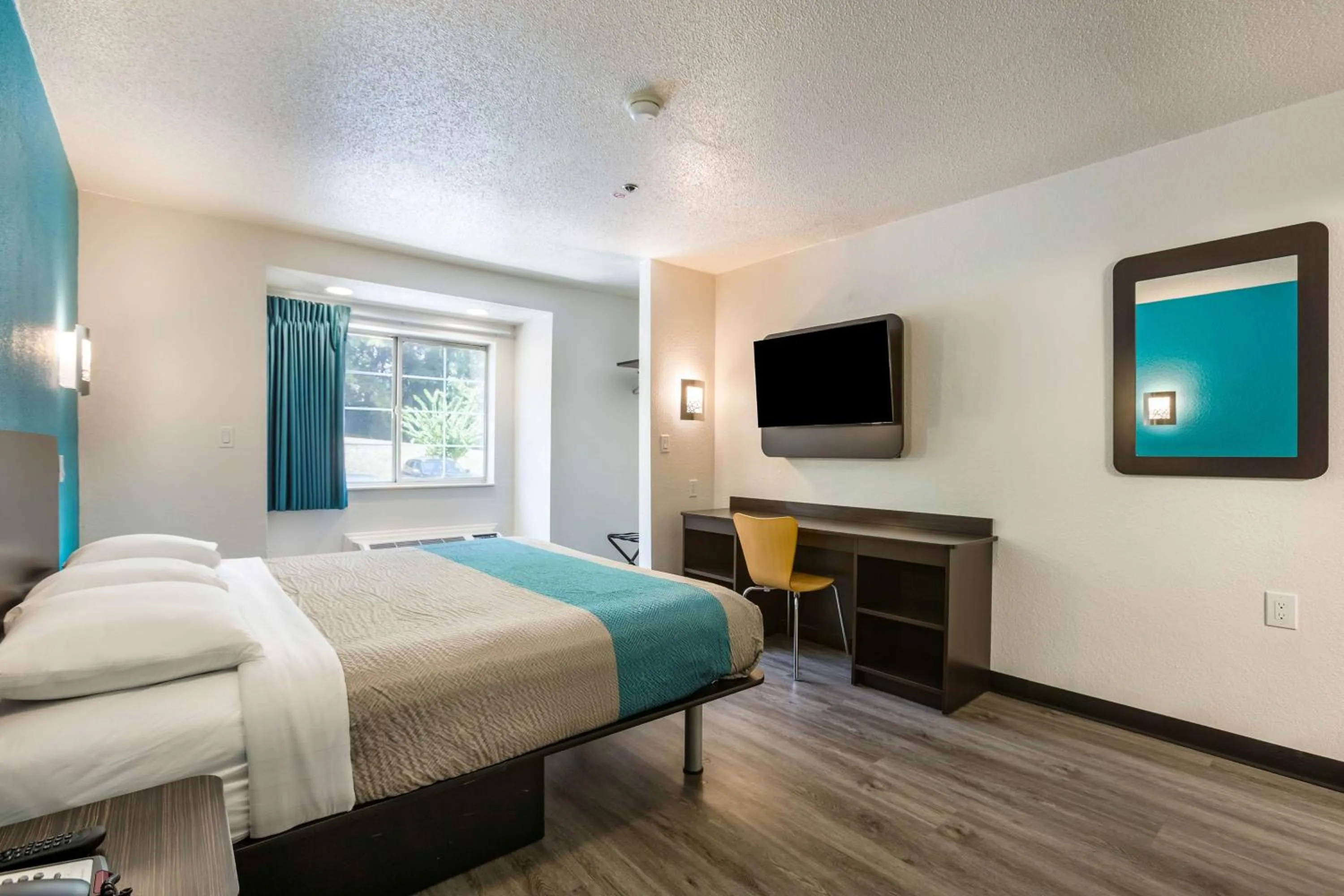 Photo of the whole room, Bed in Motel 6-Smyrna, GA - Atlanta