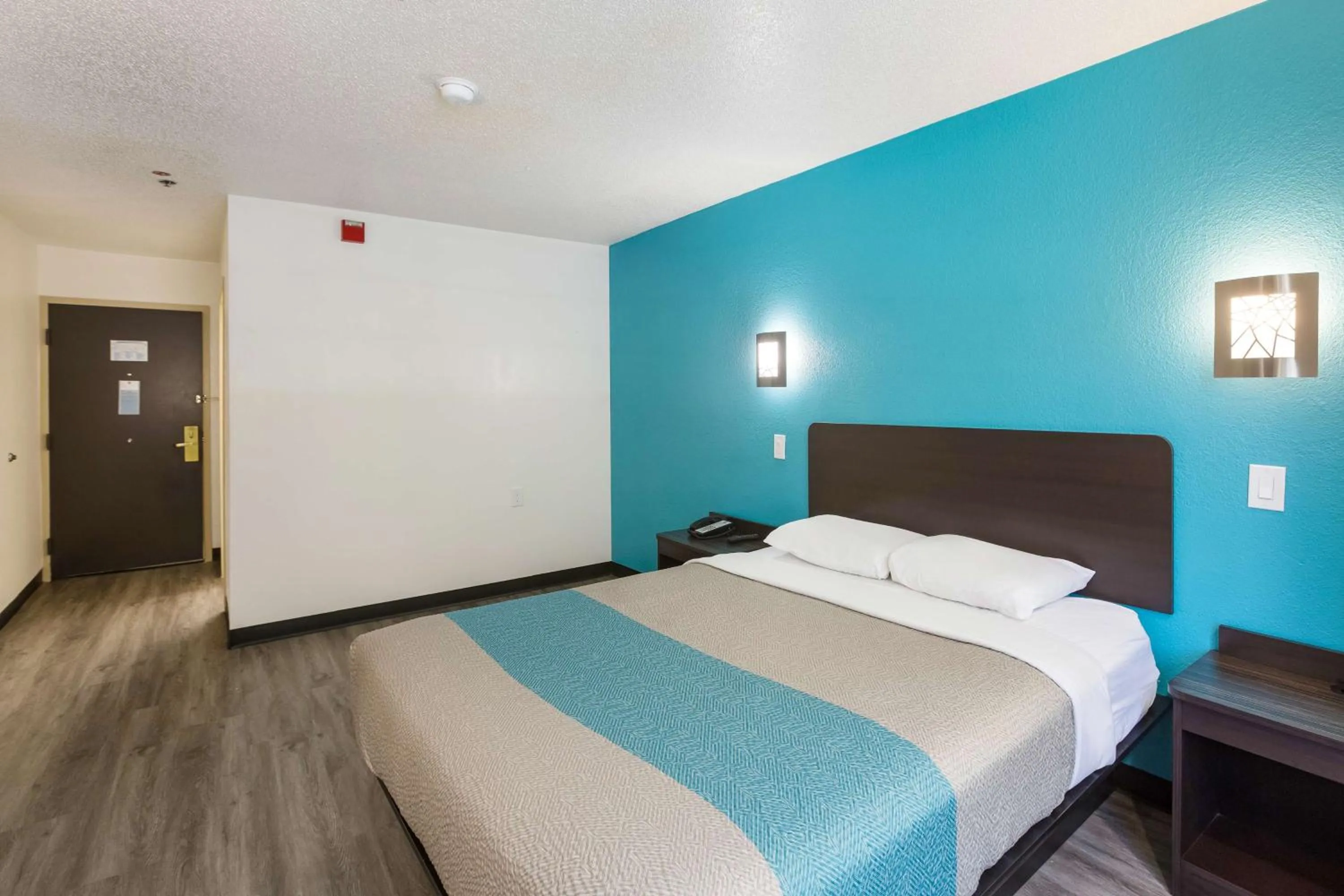 Photo of the whole room, Bed in Motel 6-Smyrna, GA - Atlanta