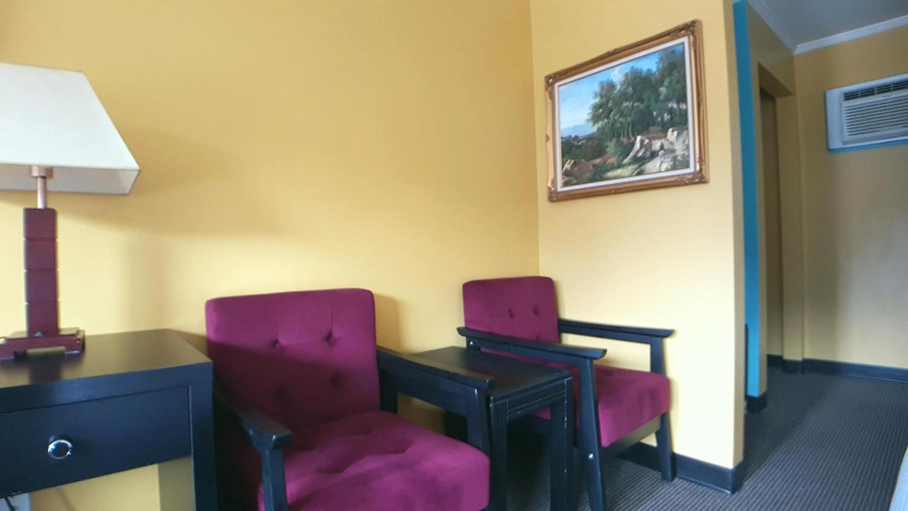 Seating area in Alpine Inn & Suites