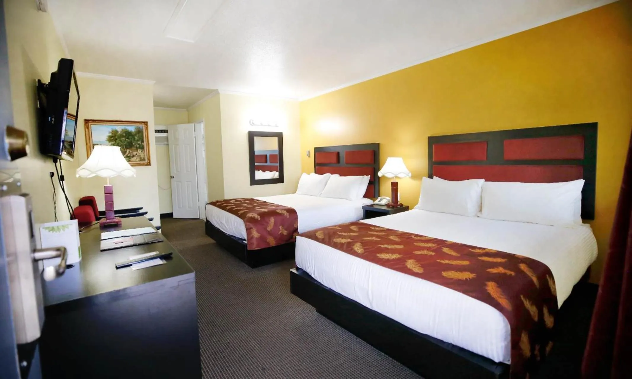 TV and multimedia, Bed in Alpine Inn & Suites