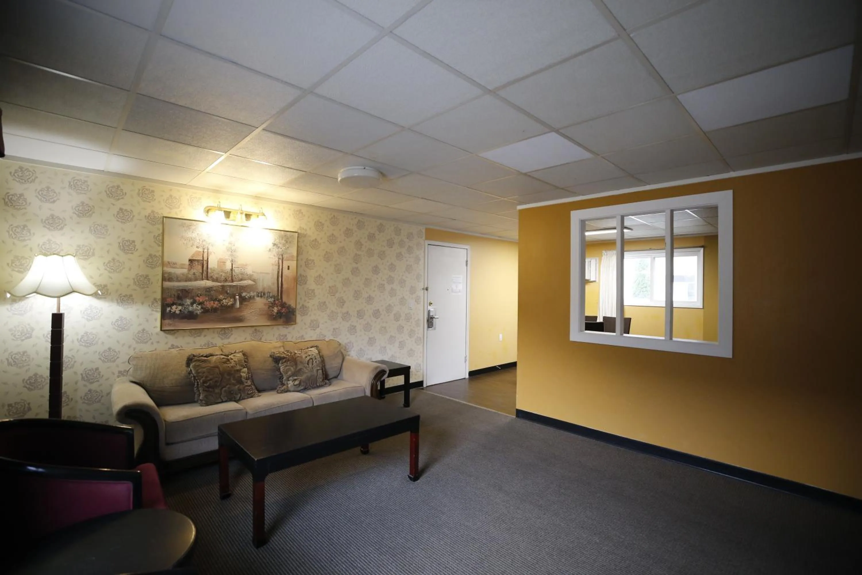 Living room in Alpine Inn & Suites