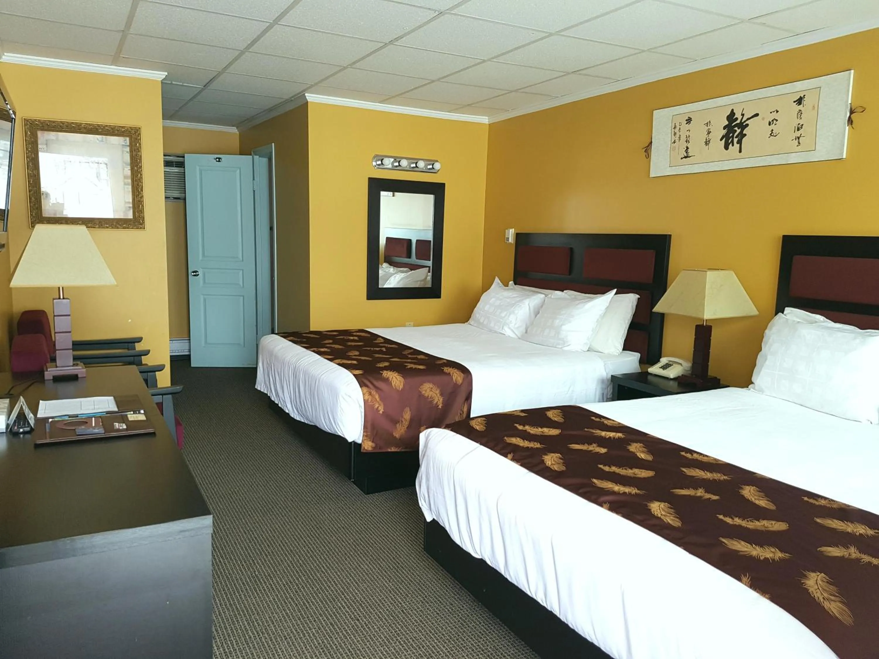 TV and multimedia, Bed in Alpine Inn & Suites