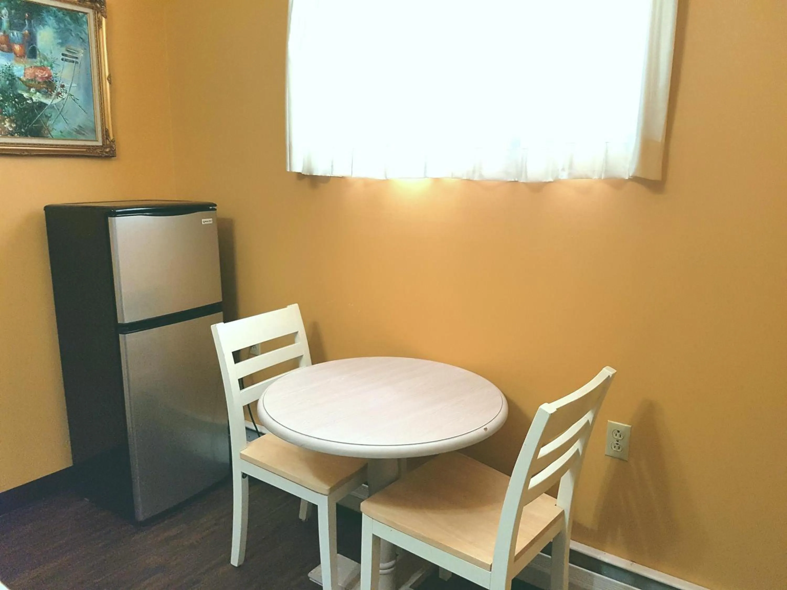 Seating area in Alpine Inn & Suites