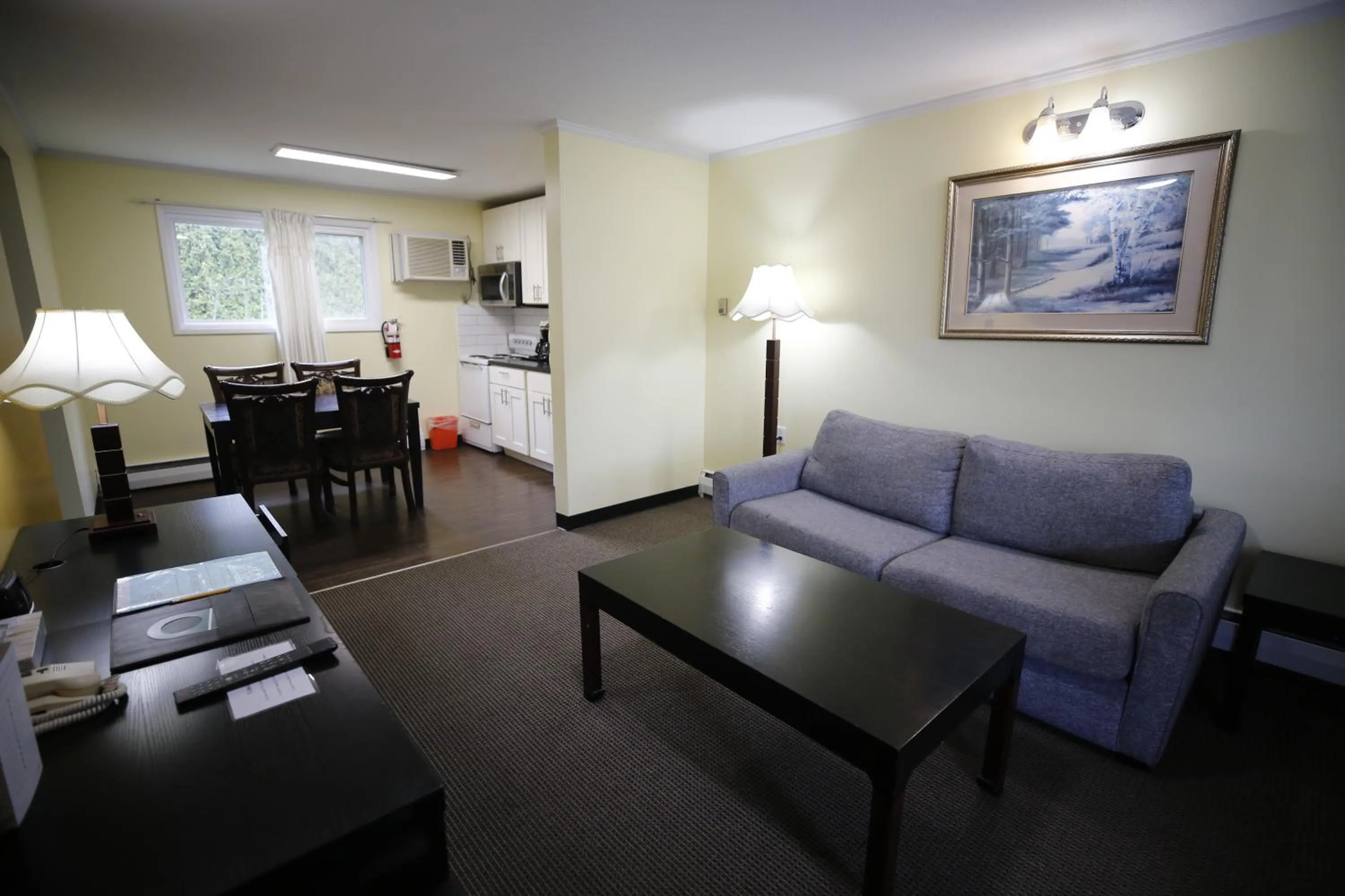 Living room in Alpine Inn & Suites