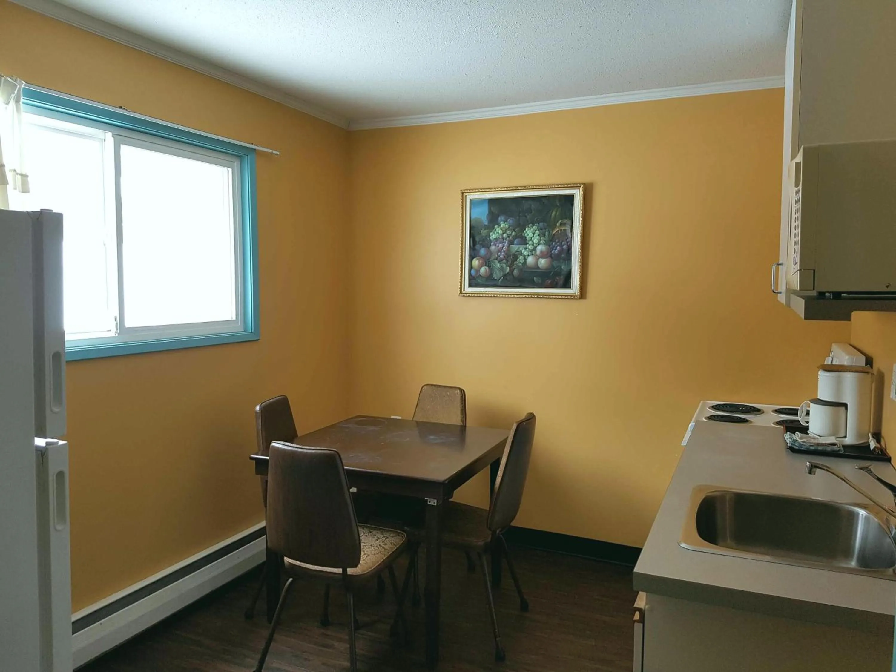 Dining area in Alpine Inn & Suites