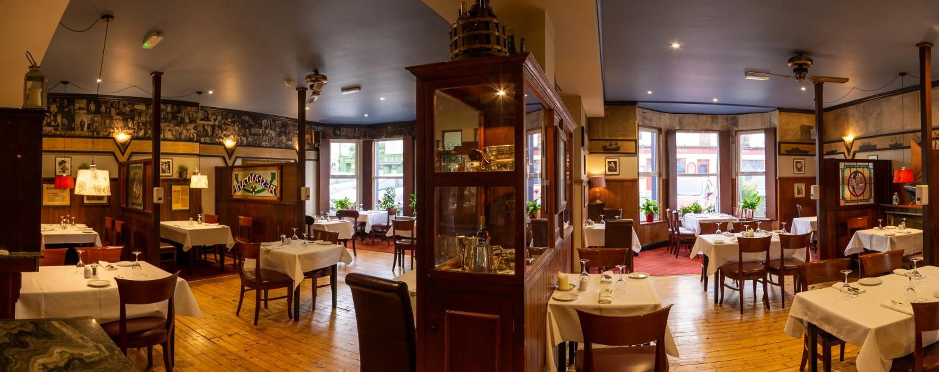 Restaurant/places to eat in Foyles Hotel