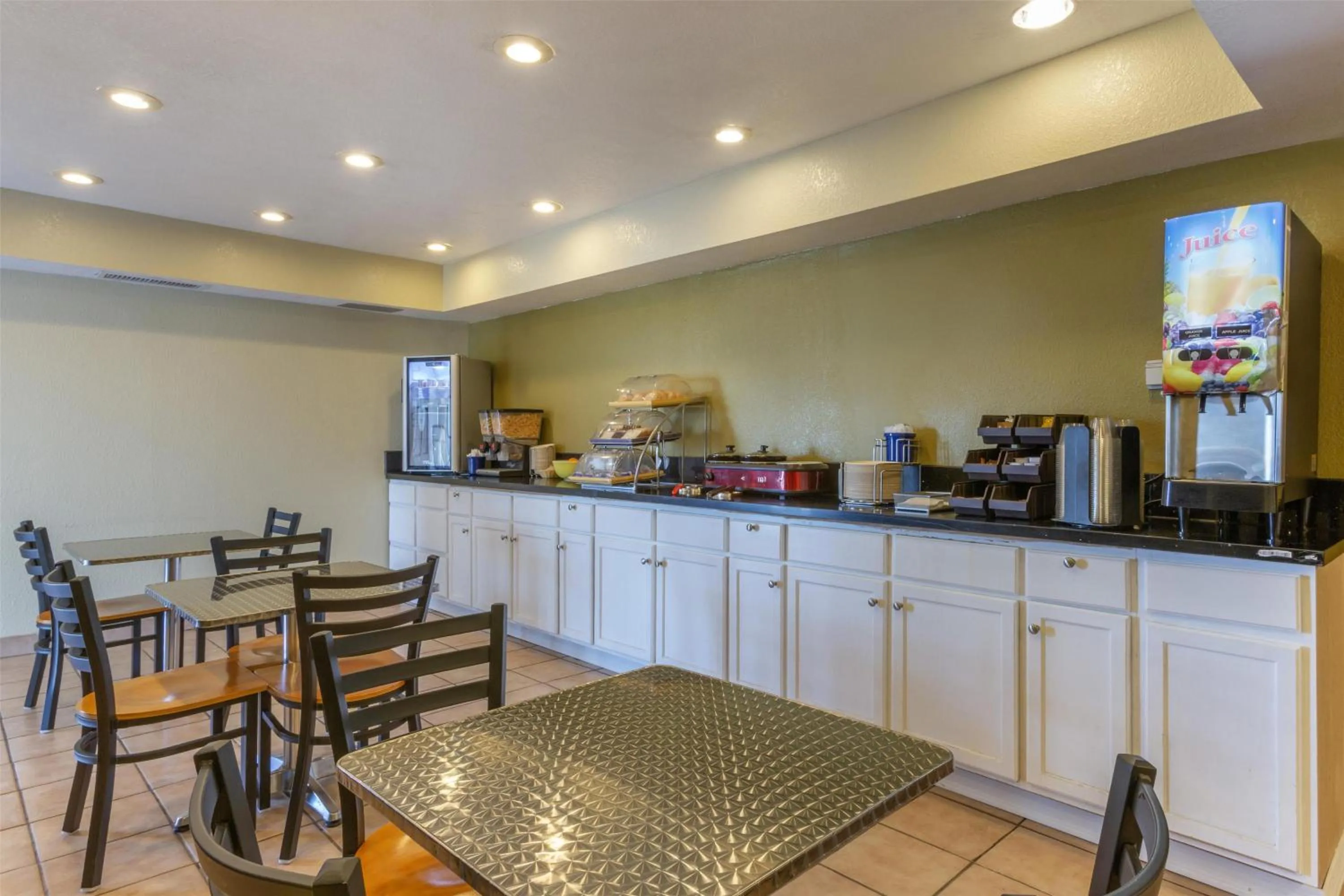 Breakfast in SureStay by Best Western Chambers Petrified Forest