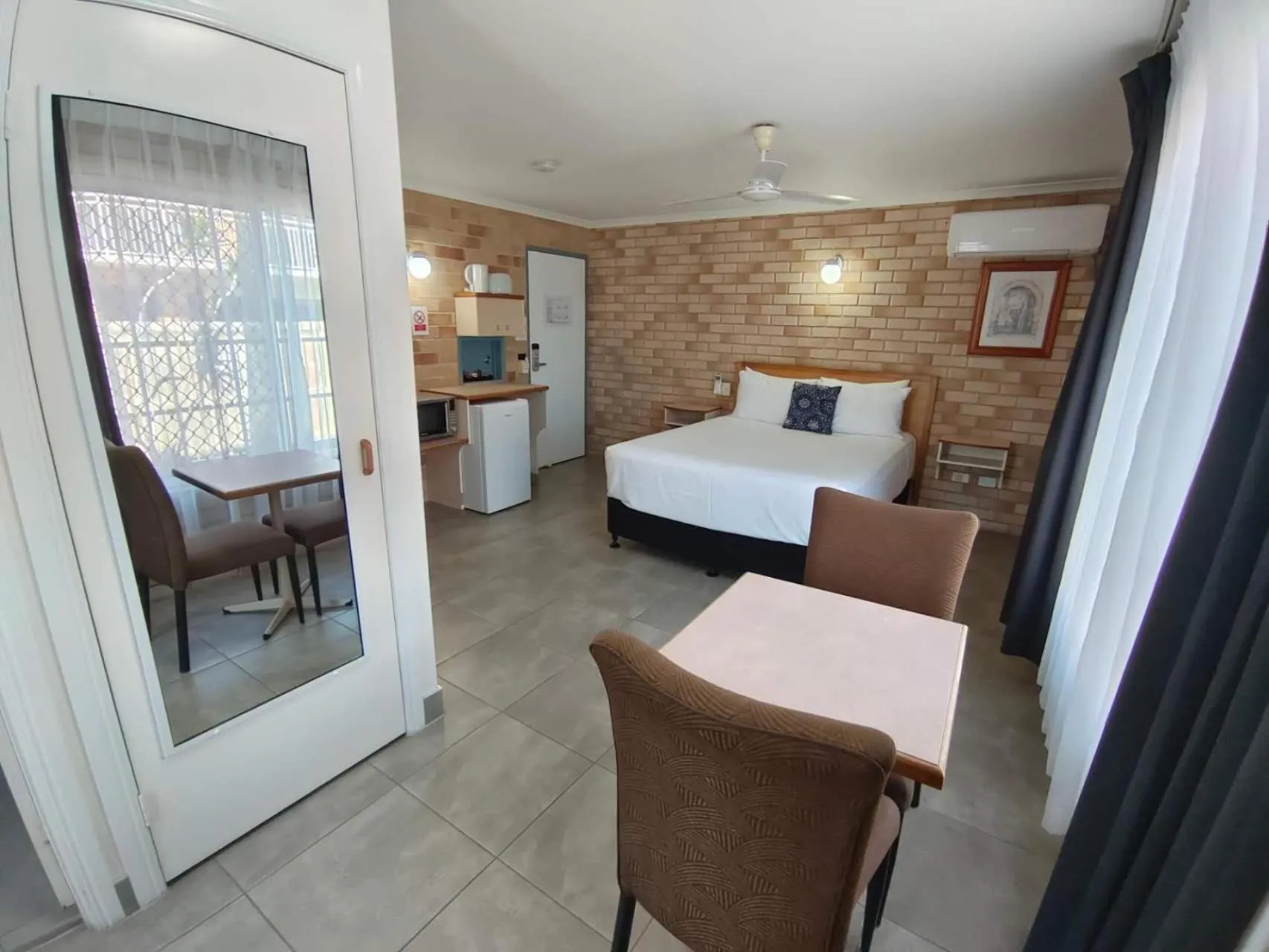 Bed in Best Western Ambassador Motor Lodge