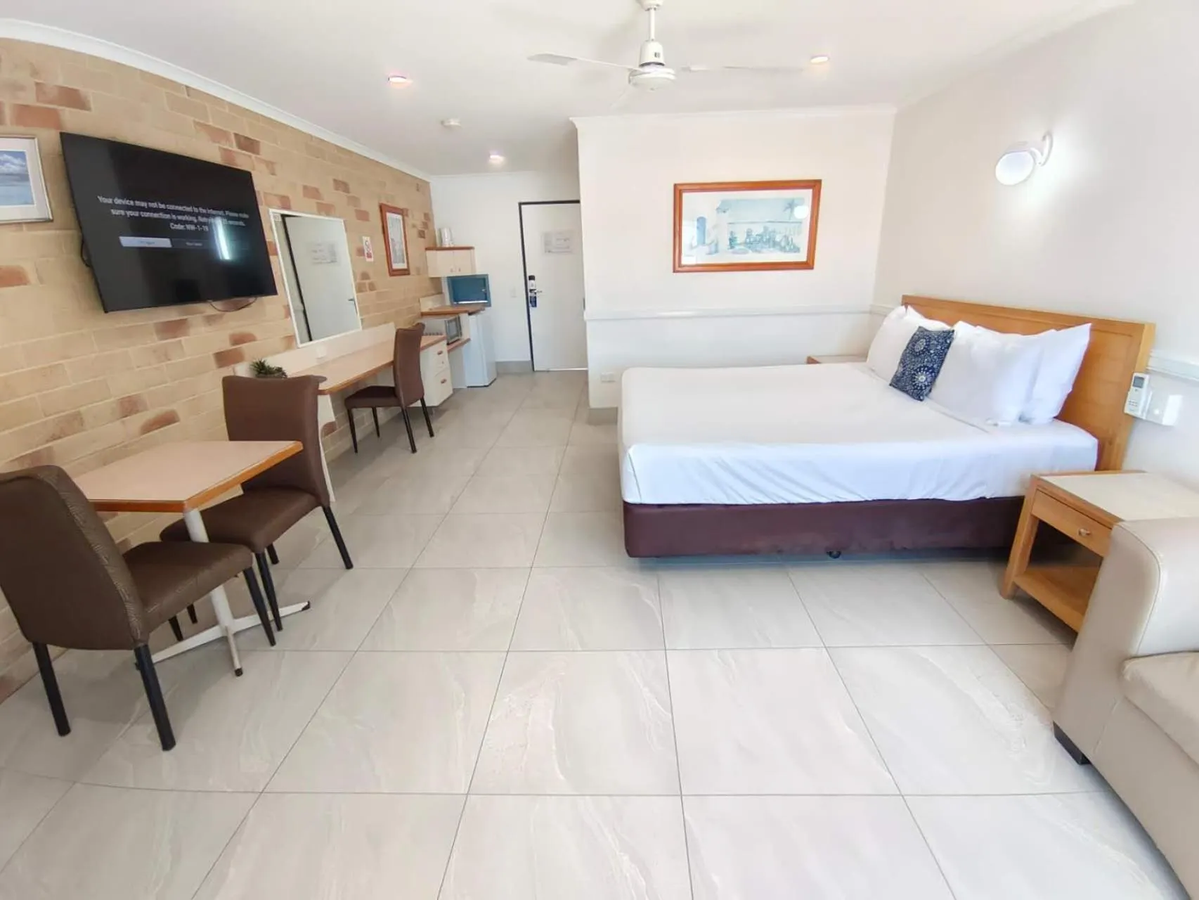 Bed in Best Western Ambassador Motor Lodge