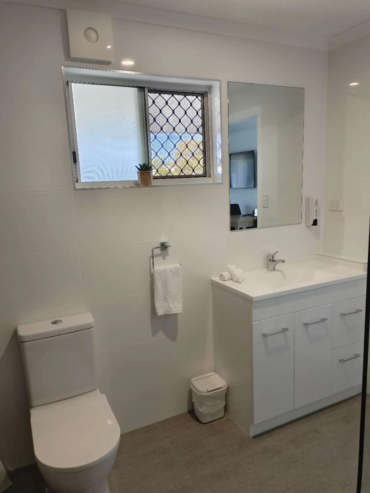 Toilet in Best Western Ambassador Motor Lodge