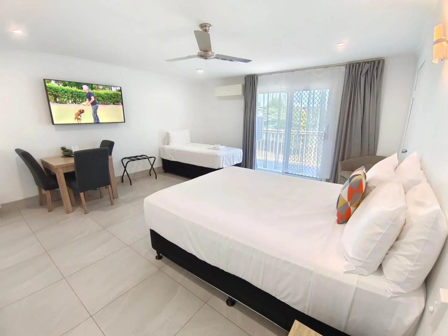 Bed in Best Western Ambassador Motor Lodge